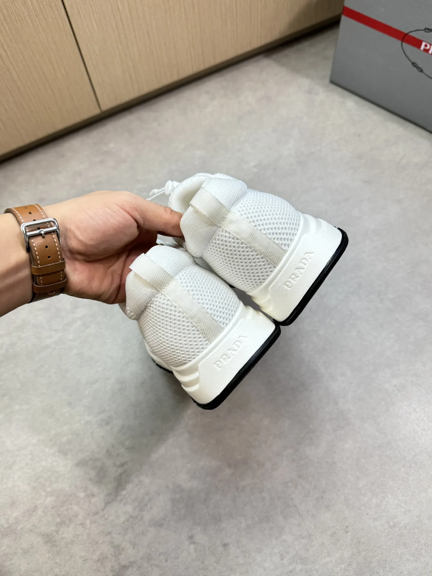 【PRADA】普拉达 P300💰 -高端品质 原单🔍🔍🔍休闲运动鞋 -鞋面：🔝品牌图腾针织(飞织)布匹、鞋舌注塑品牌logo -内里：水染牛皮 -大底：超轻TPU发泡&middot;橡胶；双色成型大底 -超高品控&middot;做工精细：凸显(高端&middot;贵气&middot;档次) -Size ：38-44（45，可订做)&middot;PR0135