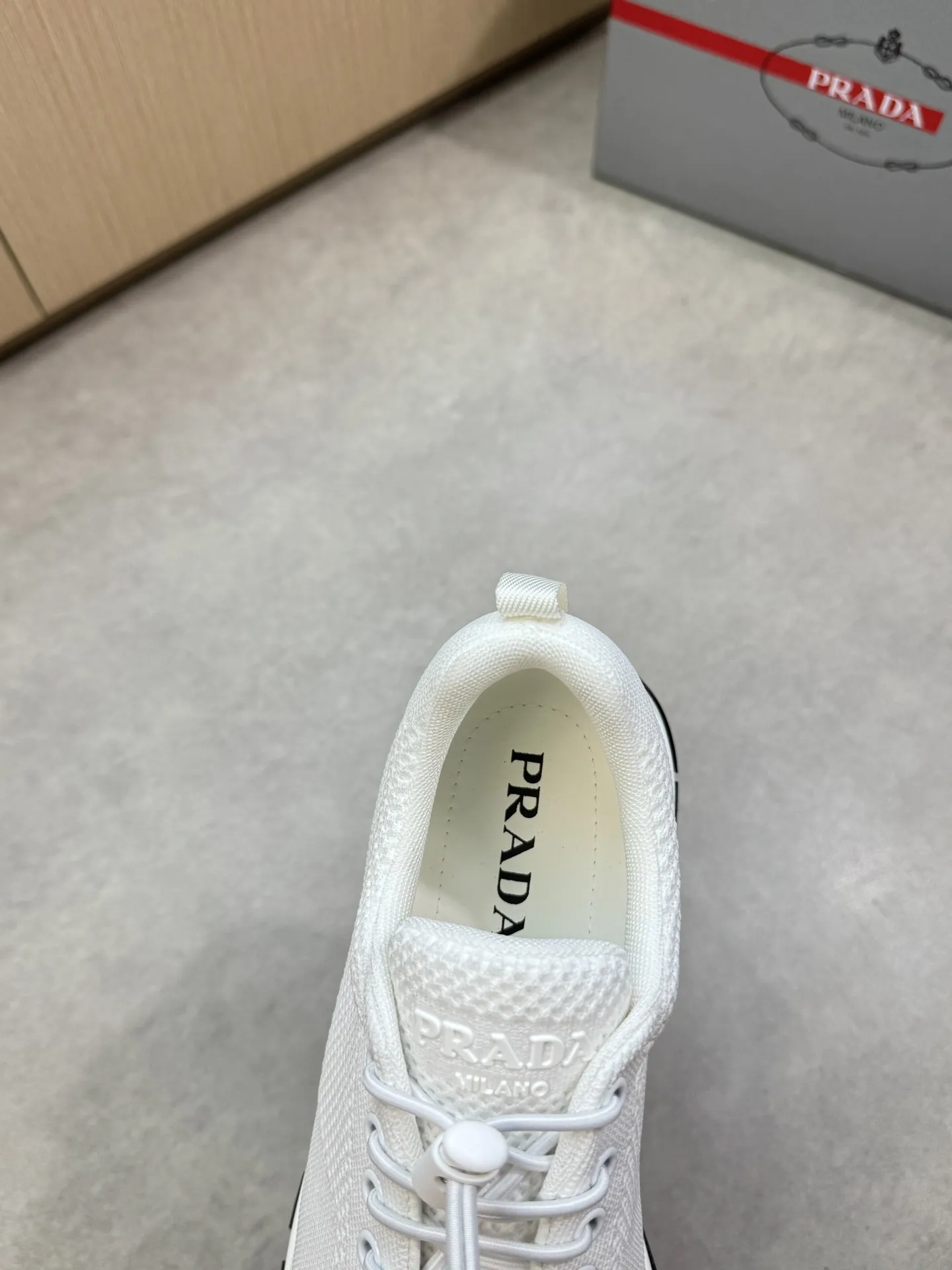 【PRADA】普拉达 P300💰 -高端品质 原单🔍🔍🔍休闲运动鞋 -鞋面：🔝品牌图腾针织(飞织)布匹、鞋舌注塑品牌logo -内里：水染牛皮 -大底：超轻TPU发泡&middot;橡胶；双色成型大底 -超高品控&middot;做工精细：凸显(高端&middot;贵气&middot;档次) -Size ：38-44（45，可订做)&middot;PR0135