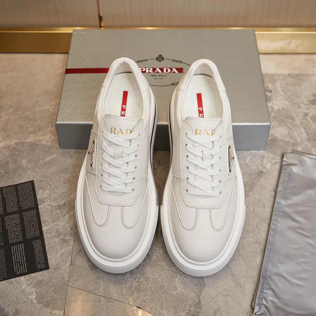 p320 普拉达 / Prada Macro Re-Nylon 系列低帮运动鞋 39-44（38.45订做） 普拉达三角标松糕运动鞋 男士 这款高帮运动鞋融Prada标志性的亮面皮革和Re-Nylon再生尼龙面料于一身，配有轻质鞋底，饰以橡胶三角形徽标，别具设计格调。 Re-Nylon再生尼龙面料通过提纯海洋塑料、渔网和纺织纤维回收物制成，为品牌的创新型面料。