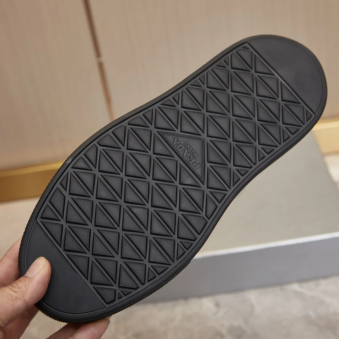 p320 普拉达 / Prada Macro Re-Nylon 系列低帮运动鞋 39-44(38.45订做) 普拉达三角标松糕运动鞋 男士 这款高帮运动鞋融Prada标志性的亮面皮革和Re-Nylon再生尼龙面料于一身,配有轻质鞋底,饰以橡胶三角形徽标,别具设计格调。 Re-Nylon再生尼龙面料通过提纯海洋塑料、渔网和纺织纤维回收物制成,为品牌的创新型面料。