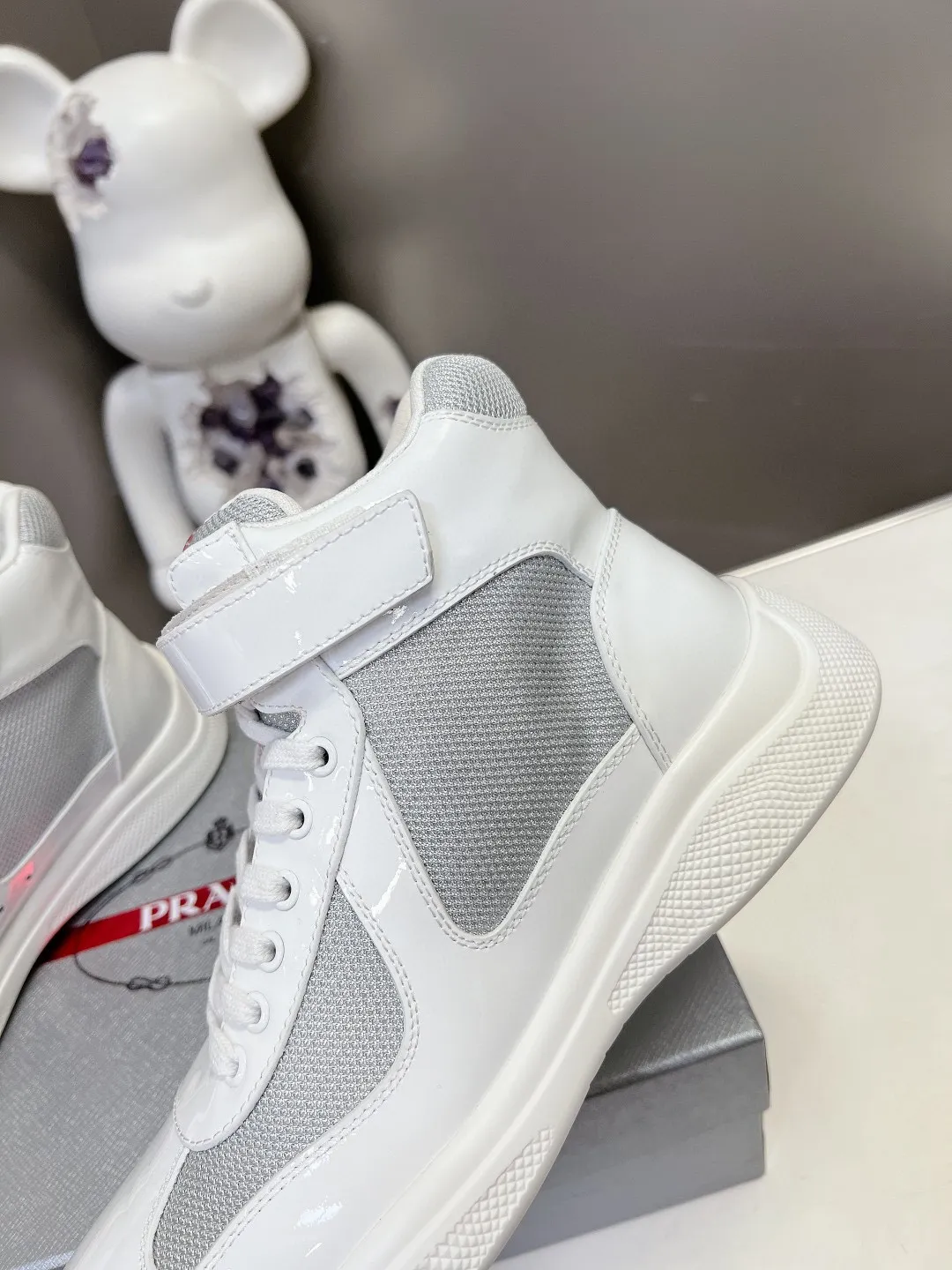 💰¥360 普拉达PRADA顶级版高帮情侣运动鞋 ,鞋面进口飞织面料拼接漆皮,羊皮内里+牛皮踮脚,耐磨防滑轻便大底, 男女同款:码数:35-45码(46 47🉑️定做)