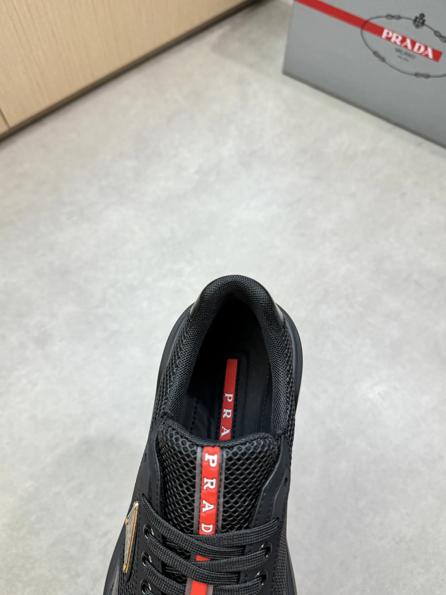 【 PRADA】普拉达 P320💰 -高端品质 原单🔍🔍🔍休闲运动鞋 -鞋面：🔝丝绸小牛皮、品牌高丝光镂空网帆布、鞋舌车缝品牌塑胶logo、鞋身品牌金属扣件 -内里：水染牛皮 -大底：超轻高透TPR&middot;橡胶; 成型大底 -超高品控&middot;做工精细：凸显(高端&middot;贵气&middot;档次) -Size ：38-45（46，可订做)&middot;