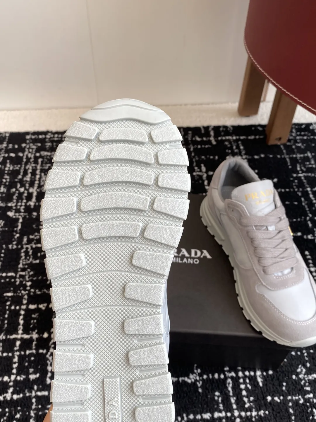 代购级💰290 Prada普拉达 25ss 春夏新款三角标运动鞋 高丝光和进口透气布拼接撞色，细节感跟好 三角标点缀，简单高级！ 关键上脚超显腿长，轻松拉长腿部显腿！妥妥的增高神器 全套包装 原版开模大底 Size:#35-40(40订做不退换）