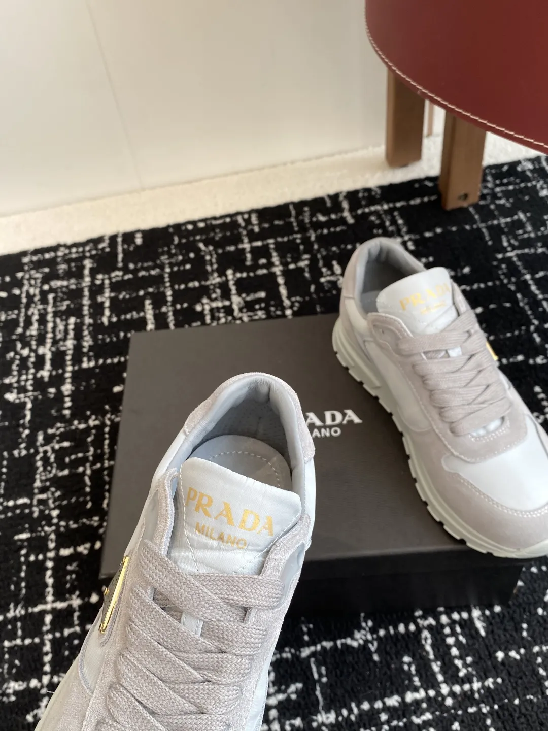 代购级💰290 Prada普拉达 25ss 春夏新款三角标运动鞋 高丝光和进口透气布拼接撞色，细节感跟好 三角标点缀，简单高级！ 关键上脚超显腿长，轻松拉长腿部显腿！妥妥的增高神器 全套包装 原版开模大底 Size:#35-40(40订做不退换）