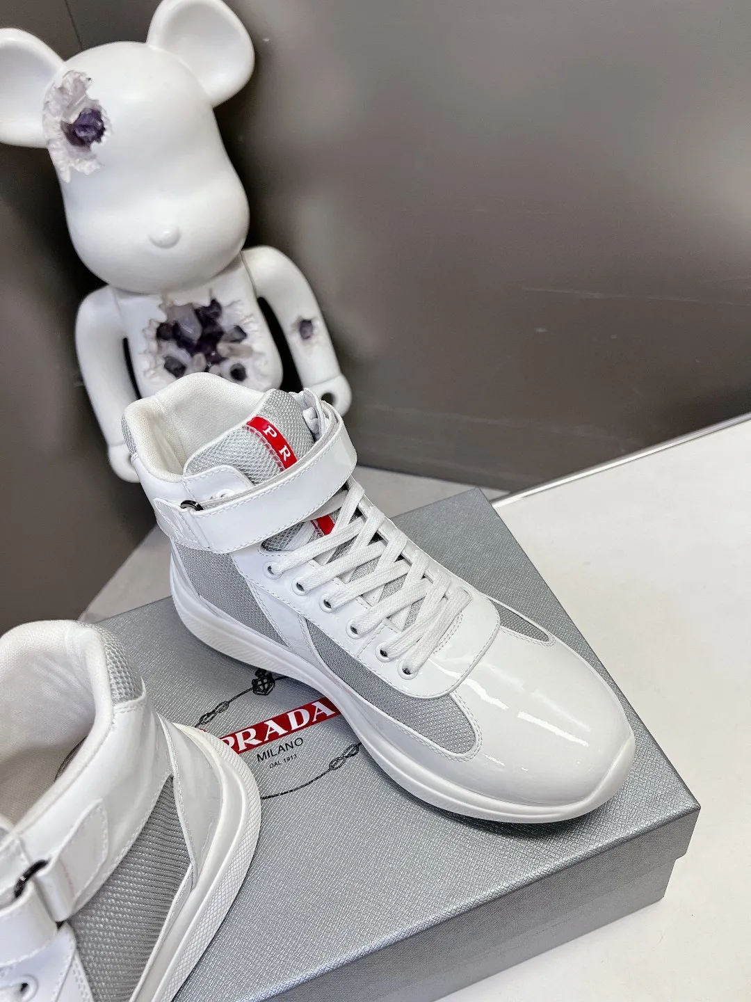 💰&yen;360 普拉达PRADA顶级版高帮情侣运动鞋 ，鞋面进口飞织面料拼接漆皮，羊皮内里+牛皮踮脚，耐磨防滑轻便大底， 男女同款：码数：35-45码（46 47🉑️定做）