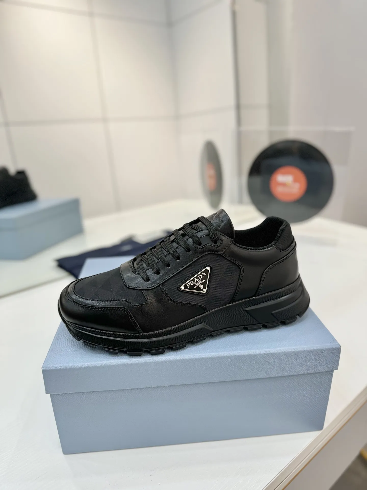 工厂价💰310男➕10🔥《普拉达prada》运动鞋融优雅的创意设计以及Prada系列典型的材质于一身。 ⚡️鞋身采用海洋塑料回收物所制的创新性Re-Nylon再生尼龙和亮面牛皮革打造。蕴含新颖运动格调的三角形徽标点缀侧面,彰显品牌特色。胎面花纹厚底赋予廓形混搭魅力。原版1比1开发, ✅鞋面:采用进口小牛皮拼接透气网面, 鞋舌Prada Milano丝网印刷徽标 ✅外侧饰经典金属三角珐琅徽标 ✅内里:网布,垫脚牛皮, ✅大底:采用防滑运动专属带logo橡胶大底 ✅码数:35-46(订制45.46)