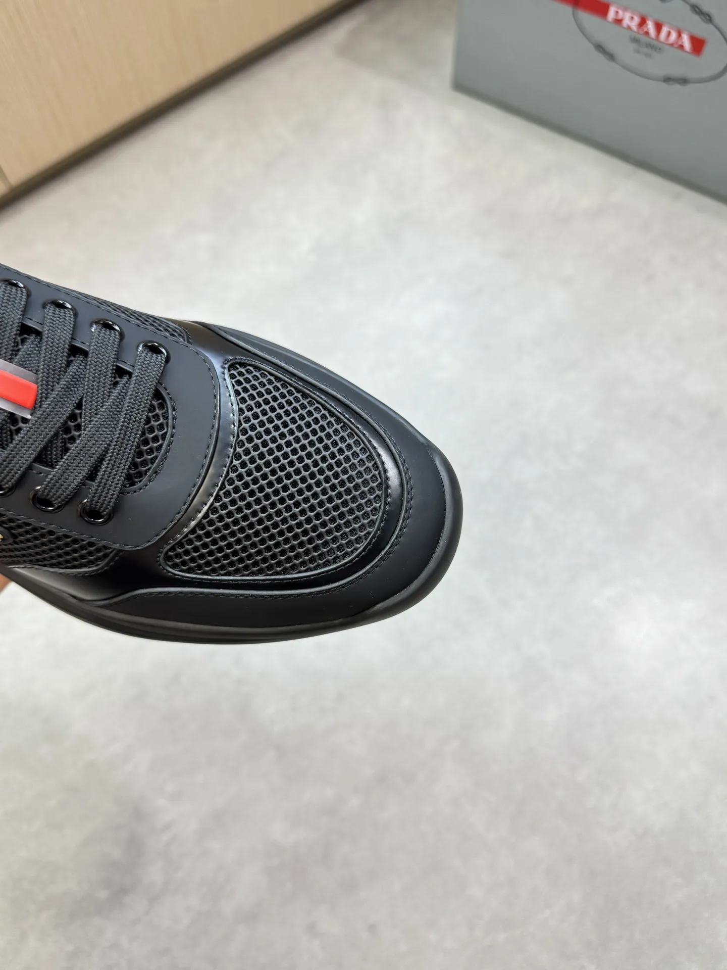 【 PRADA】普拉达 P320💰 -高端品质 原单🔍🔍🔍休闲运动鞋 -鞋面：🔝丝绸小牛皮、品牌高丝光镂空网帆布、鞋舌车缝品牌塑胶logo、鞋身品牌金属扣件 -内里：水染牛皮 -大底：超轻高透TPR&middot;橡胶; 成型大底 -超高品控&middot;做工精细：凸显(高端&middot;贵气&middot;档次) -Size ：38-45（46，可订做)&middot;