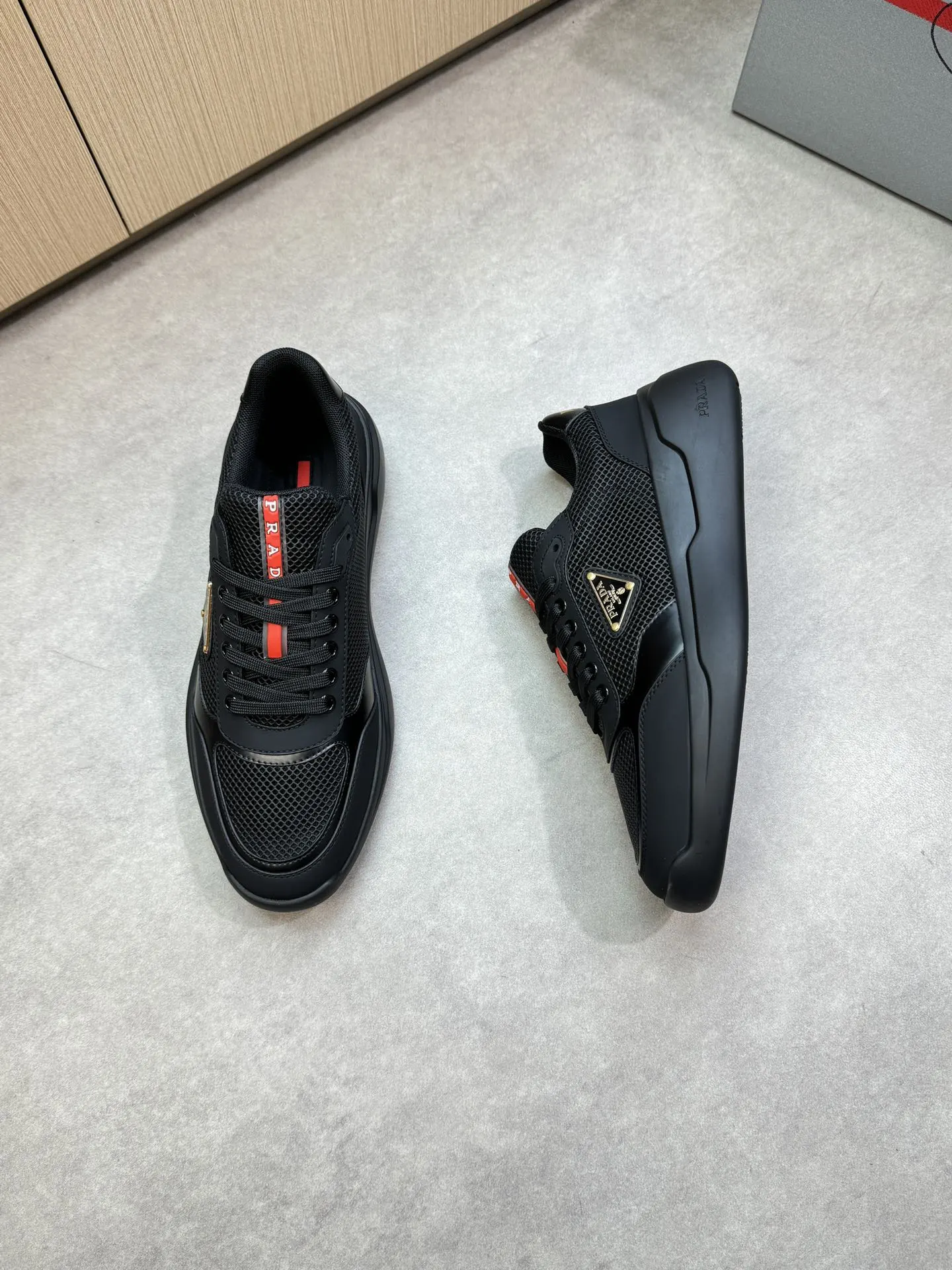 【 PRADA】普拉达 P320💰 -高端品质 原单🔍🔍🔍休闲运动鞋 -鞋面：🔝丝绸小牛皮、品牌高丝光镂空网帆布、鞋舌车缝品牌塑胶logo、鞋身品牌金属扣件 -内里：水染牛皮 -大底：超轻高透TPR&middot;橡胶; 成型大底 -超高品控&middot;做工精细：凸显(高端&middot;贵气&middot;档次) -Size ：38-45（46，可订做)&middot;