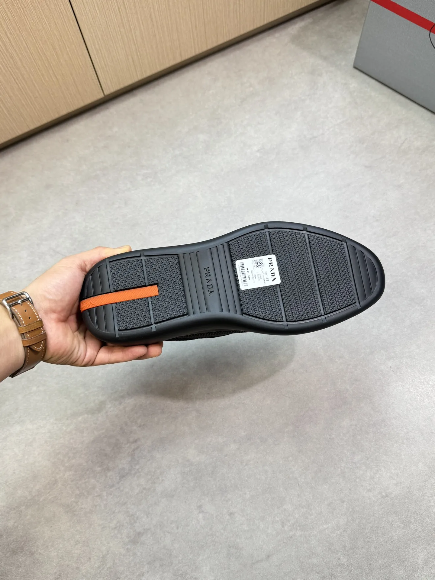 【 PRADA】普拉达 P320💰 -高端品质 原单🔍🔍🔍休闲运动鞋 -鞋面：🔝丝绸小牛皮、品牌高丝光镂空网帆布、鞋舌车缝品牌塑胶logo、鞋身品牌金属扣件 -内里：水染牛皮 -大底：超轻高透TPR&middot;橡胶; 成型大底 -超高品控&middot;做工精细：凸显(高端&middot;贵气&middot;档次) -Size ：38-45（46，可订做)&middot;