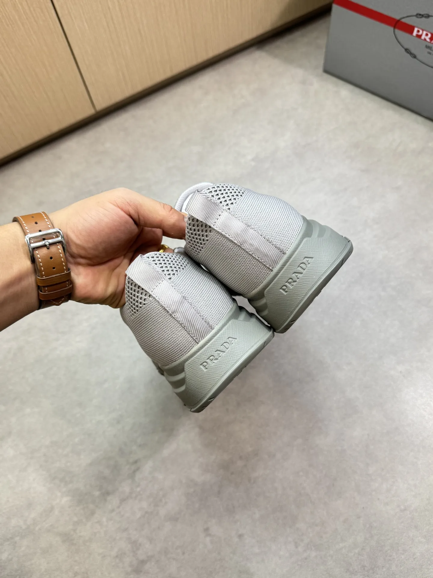 【PRADA】普拉达 P300💰 -高端品质 原单🔍🔍🔍休闲运动鞋 -鞋面:🔝品牌图腾针织(飞织)布匹、鞋舌注塑品牌logo -内里:水染牛皮 -大底:超轻TPU发泡·橡胶;双色成型大底 -超高品控·做工精细:凸显(高端·贵气·档次) -Size :38-44(45,可订做)·PR0135