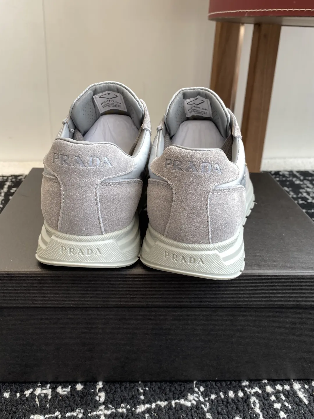 代购级💰290 Prada普拉达 25ss 春夏新款三角标运动鞋 高丝光和进口透气布拼接撞色,细节感跟好 三角标点缀,简单高级! 关键上脚超显腿长,轻松拉长腿部显腿!妥妥的增高神器 全套包装 原版开模大底 Size:#35-40(40订做不退换)