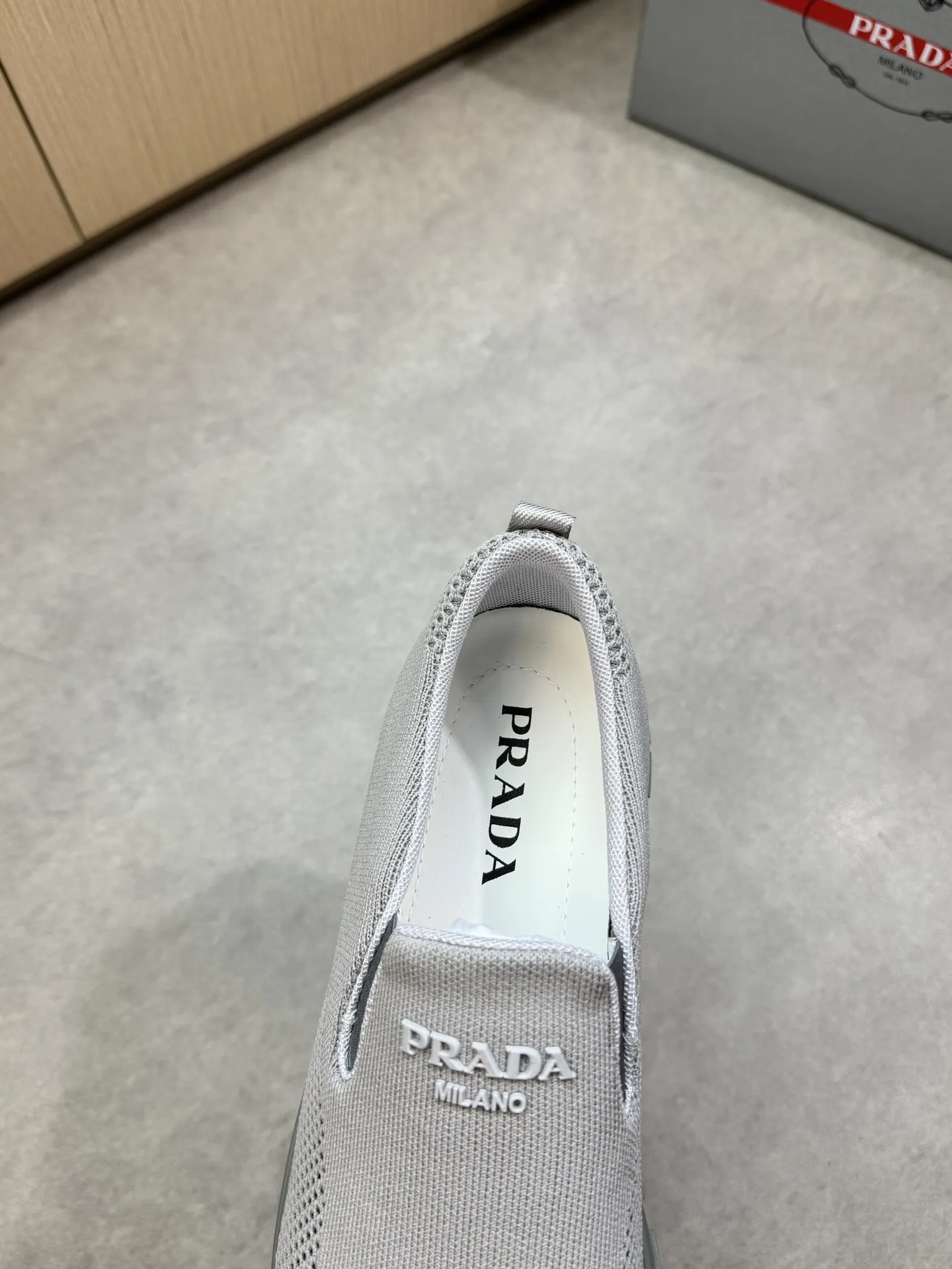 【PRADA】普拉达 P300💰 -高端品质 原单🔍🔍🔍休闲运动鞋 -鞋面:🔝品牌图腾针织(飞织)布匹、鞋舌注塑品牌logo -内里:水染牛皮 -大底:超轻TPU发泡·橡胶;双色成型大底 -超高品控·做工精细:凸显(高端·贵气·档次) -Size :38-44(45,可订做)·PR0135