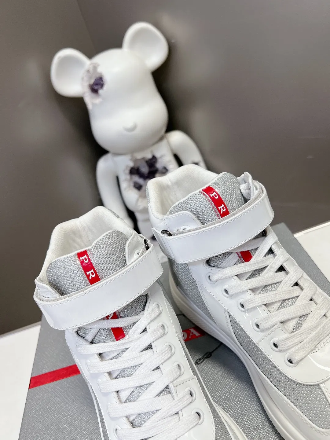 💰¥360 普拉达PRADA顶级版高帮情侣运动鞋 ,鞋面进口飞织面料拼接漆皮,羊皮内里+牛皮踮脚,耐磨防滑轻便大底, 男女同款:码数:35-45码(46 47🉑️定做)