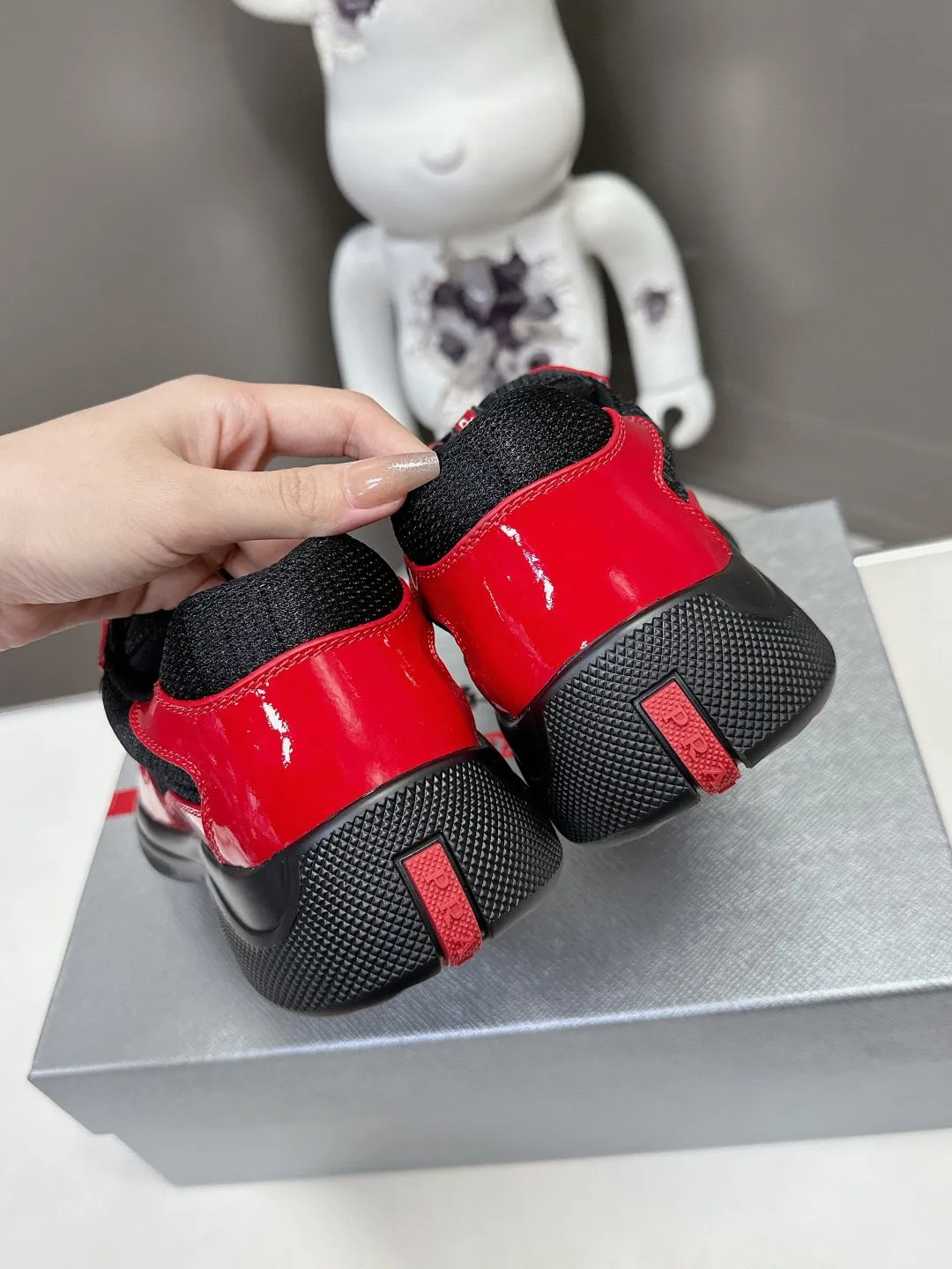 💰¥320 普拉达PRADA运动鞋👟 织物皮革双重材质延承标志性原版设计,以柔软耐用的皮革搭配创新型透气Bike织物材质,灵感源自帆船运动设计。码数:35-45(46 47 48可定做)