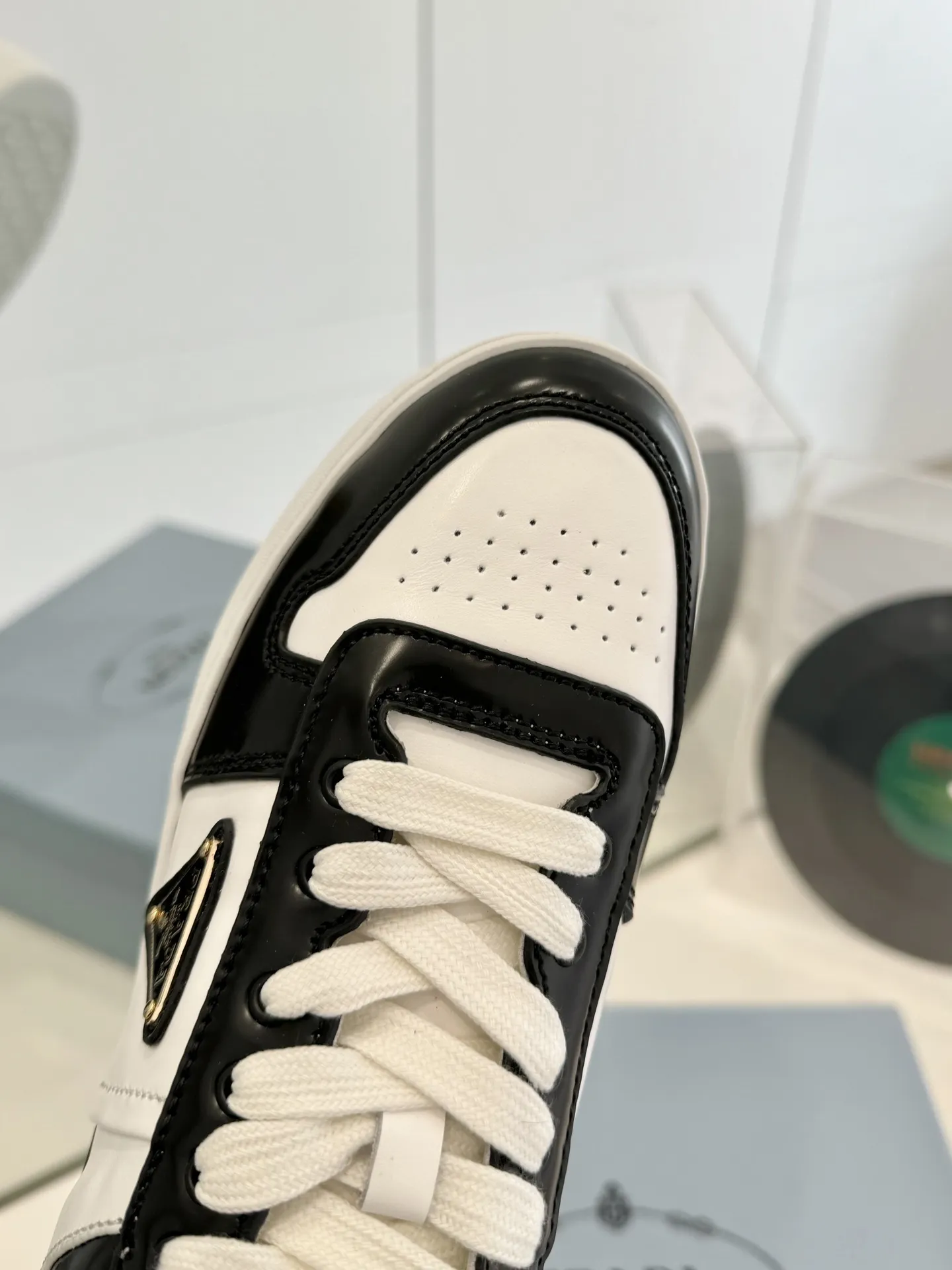 工厂价💰290🔥《PRADA普拉达 》 💫最新休闲风格系列 厚底 松糕鞋 三角标 休闲运动鞋 小白鞋 原版购入开发 1：1运动风设计搭配精致细节。采用穿孔皮革打造，个性的厚底呈现别具一格的现代风格。通过不同角度演绎Prada徽标，饰有标志性的涂珐琅三角形金属徽标，彰显别具一格的经典格调 配送专柜精美包装 ✅面料: 原版定制进口头层牛皮 ✅内里: 原版进口柔软羊皮里 ✅大底: 原版开模超轻发泡材质 ✅底厚: 5CM ✅Size: 女款35-42（41.42订制）