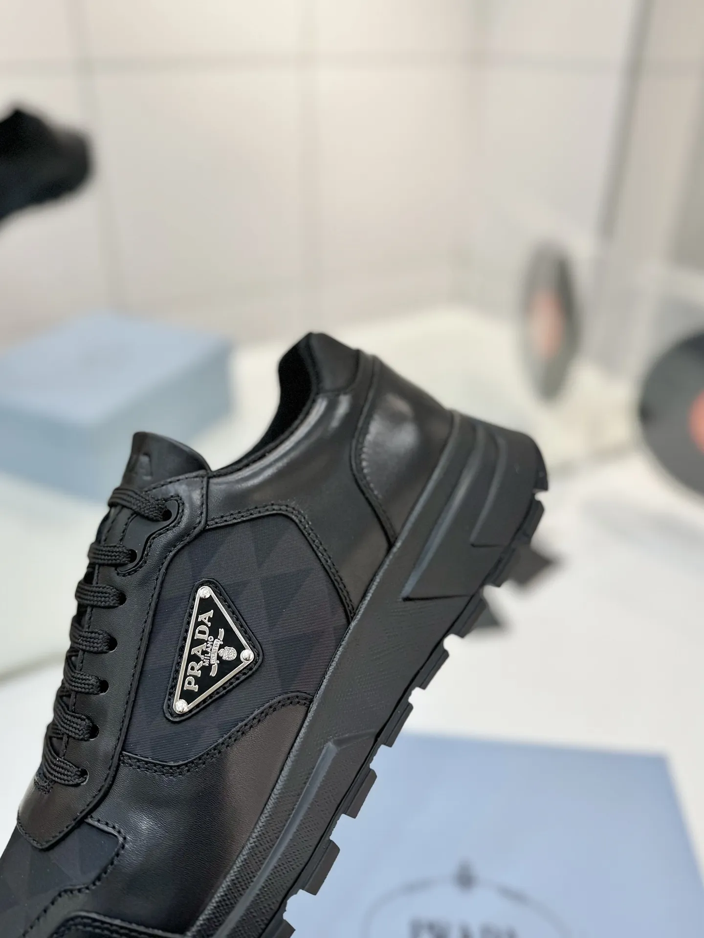 工厂价💰310男➕10🔥《普拉达prada》运动鞋融优雅的创意设计以及Prada系列典型的材质于一身。 ⚡️鞋身采用海洋塑料回收物所制的创新性Re-Nylon再生尼龙和亮面牛皮革打造。蕴含新颖运动格调的三角形徽标点缀侧面，彰显品牌特色。胎面花纹厚底赋予廓形混搭魅力。原版1比1开发， ✅鞋面：采用进口小牛皮拼接透气网面， 鞋舌Prada Milano丝网印刷徽标 ✅外侧饰经典金属三角珐琅徽标 ✅内里：网布，垫脚牛皮， ✅大底：采用防滑运动专属带logo橡胶大底 ✅码数：35-46（订制45.46）