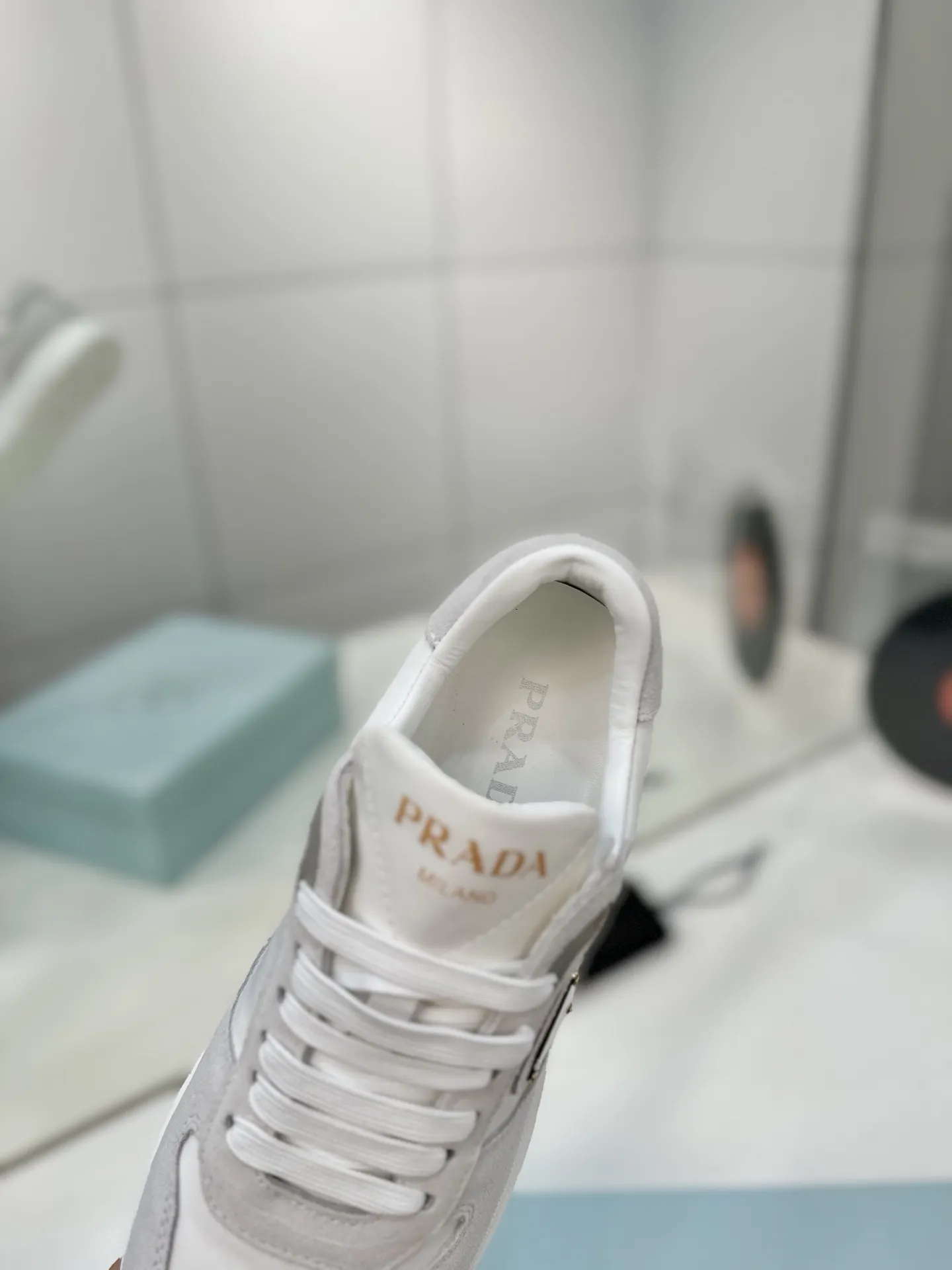 工厂价💰290🔥Prada普拉达春夏新款三角标运动鞋 💫高丝光和进口透气布拼接撞色，细节感跟好 三角标点缀，简单高级！关键上脚超显腿长，轻松拉长腿部显腿！妥妥的增高神器 ✅鞋面：原版牛皮 ✅内里：原版水染牛皮+牛皮垫脚 ✅原版：TPU+发泡组合底 ✅码数：35-41 (40 41定做不退换)