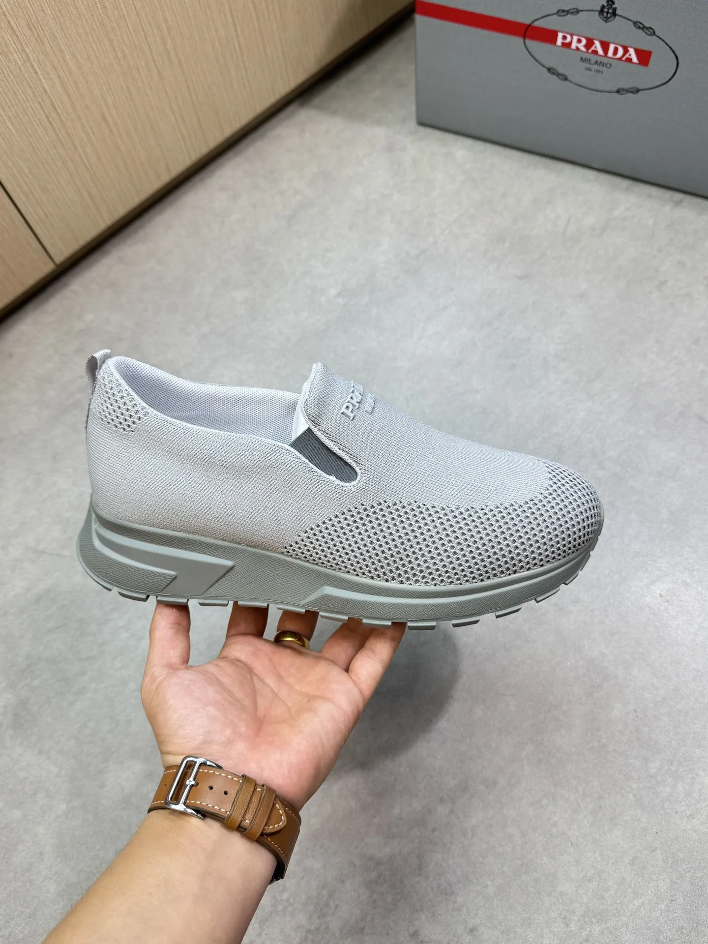 【PRADA】普拉达 P300💰 -高端品质 原单🔍🔍🔍休闲运动鞋 -鞋面:🔝品牌图腾针织(飞织)布匹、鞋舌注塑品牌logo -内里:水染牛皮 -大底:超轻TPU发泡·橡胶;双色成型大底 -超高品控·做工精细:凸显(高端·贵气·档次) -Size :38-44(45,可订做)·PR0135