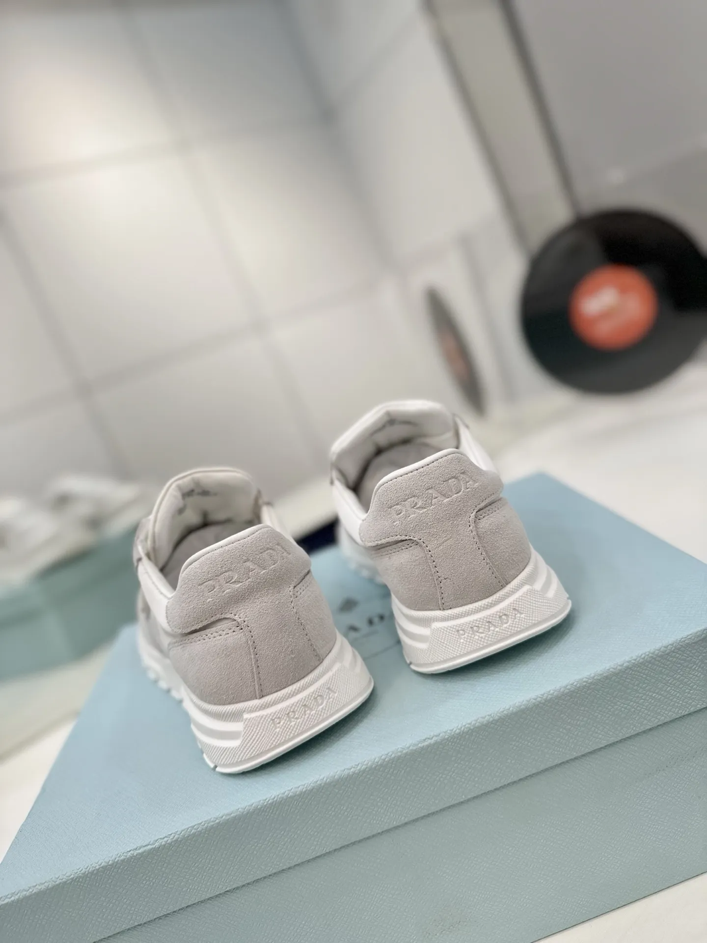 工厂价💰290🔥Prada普拉达春夏新款三角标运动鞋 💫高丝光和进口透气布拼接撞色，细节感跟好 三角标点缀，简单高级！关键上脚超显腿长，轻松拉长腿部显腿！妥妥的增高神器 ✅鞋面：原版牛皮 ✅内里：原版水染牛皮+牛皮垫脚 ✅原版：TPU+发泡组合底 ✅码数：35-41 (40 41定做不退换)