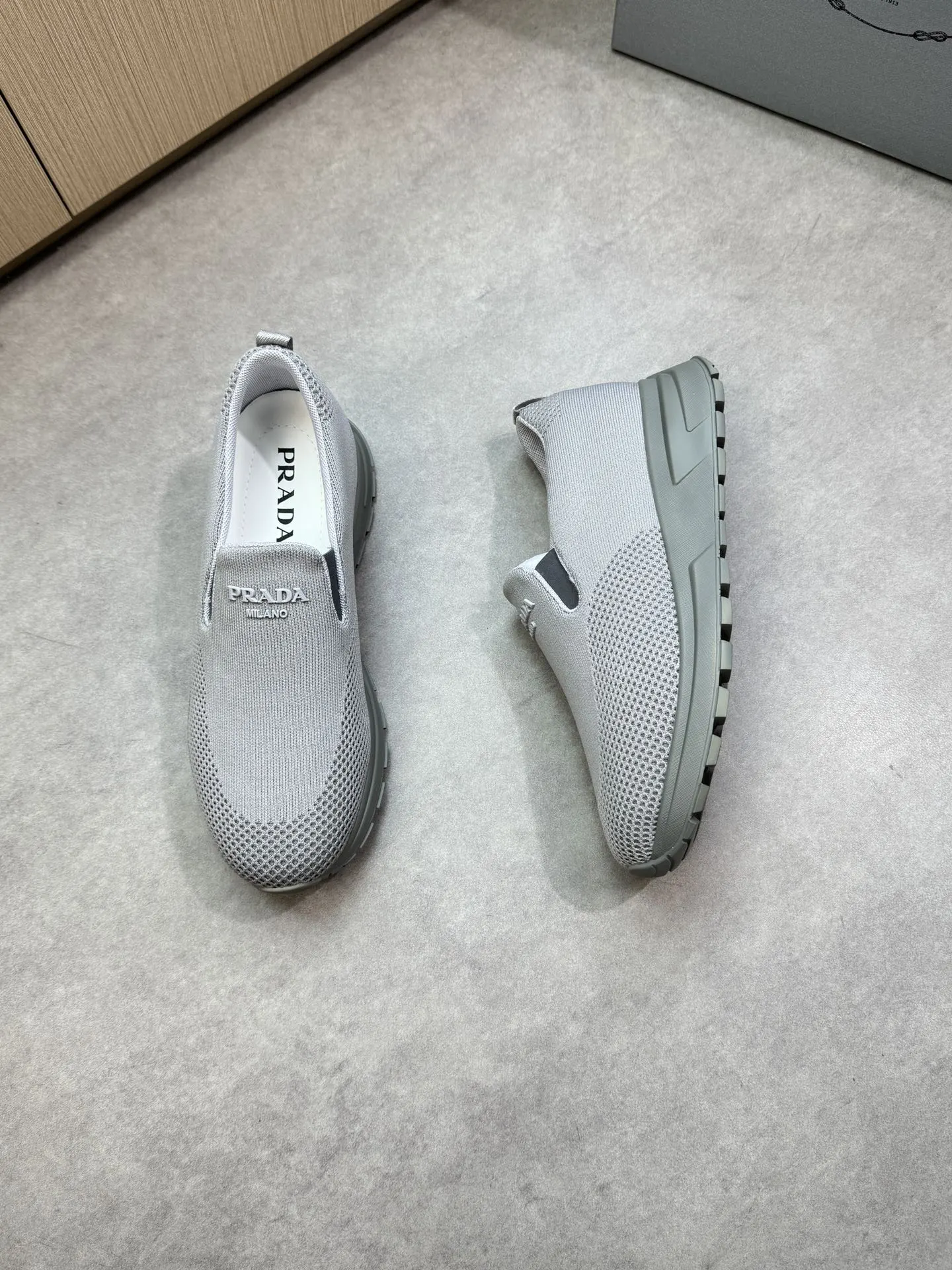 【PRADA】普拉达 P300💰 -高端品质 原单🔍🔍🔍休闲运动鞋 -鞋面:🔝品牌图腾针织(飞织)布匹、鞋舌注塑品牌logo -内里:水染牛皮 -大底:超轻TPU发泡·橡胶;双色成型大底 -超高品控·做工精细:凸显(高端·贵气·档次) -Size :38-44(45,可订做)·PR0135