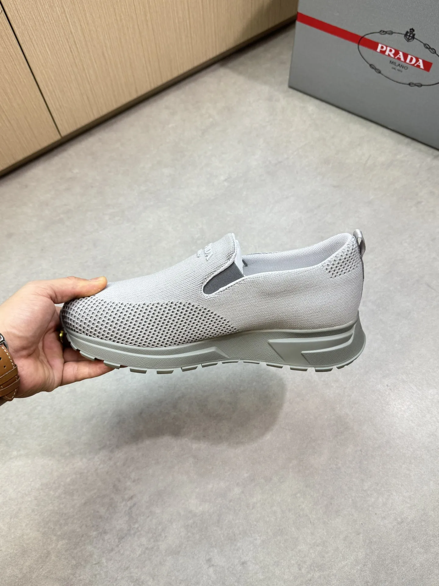 【PRADA】普拉达 P300💰 -高端品质 原单🔍🔍🔍休闲运动鞋 -鞋面：🔝品牌图腾针织(飞织)布匹、鞋舌注塑品牌logo -内里：水染牛皮 -大底：超轻TPU发泡&middot;橡胶；双色成型大底 -超高品控&middot;做工精细：凸显(高端&middot;贵气&middot;档次) -Size ：38-44（45，可订做)&middot;PR0135