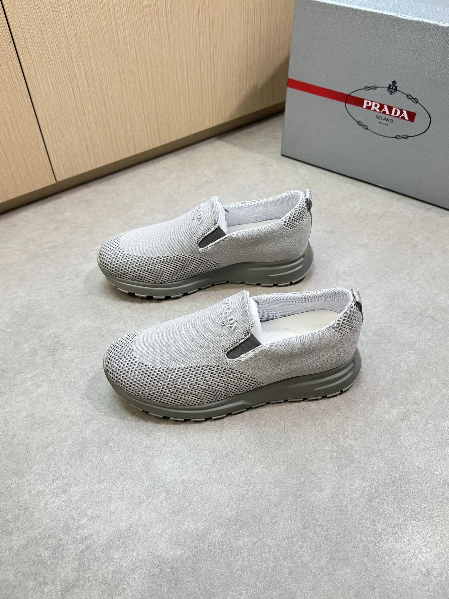 【PRADA】普拉达 P300💰 -高端品质 原单🔍🔍🔍休闲运动鞋 -鞋面:🔝品牌图腾针织(飞织)布匹、鞋舌注塑品牌logo -内里:水染牛皮 -大底:超轻TPU发泡·橡胶;双色成型大底 -超高品控·做工精细:凸显(高端·贵气·档次) -Size :38-44(45,可订做)·PR0135