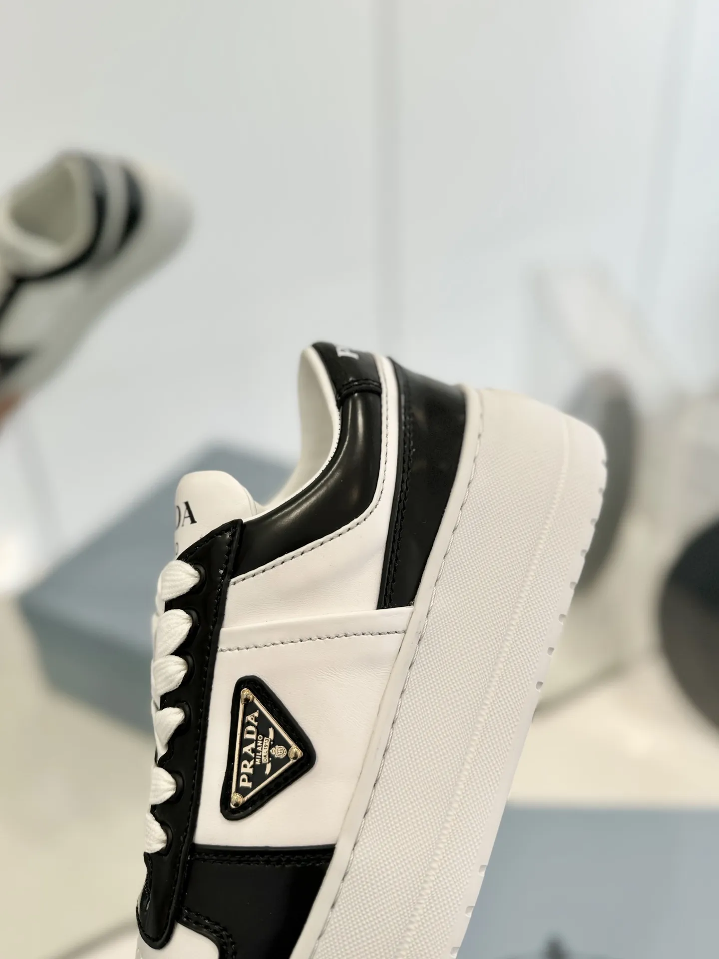 工厂价💰290🔥《PRADA普拉达 》 💫最新休闲风格系列 厚底 松糕鞋 三角标 休闲运动鞋 小白鞋 原版购入开发 1:1运动风设计搭配精致细节。采用穿孔皮革打造,个性的厚底呈现别具一格的现代风格。通过不同角度演绎Prada徽标,饰有标志性的涂珐琅三角形金属徽标,彰显别具一格的经典格调 配送专柜精美包装 ✅面料: 原版定制进口头层牛皮 ✅内里: 原版进口柔软羊皮里 ✅大底: 原版开模超轻发泡材质 ✅底厚: 5CM ✅Size: 女款35-42(41.42订制)