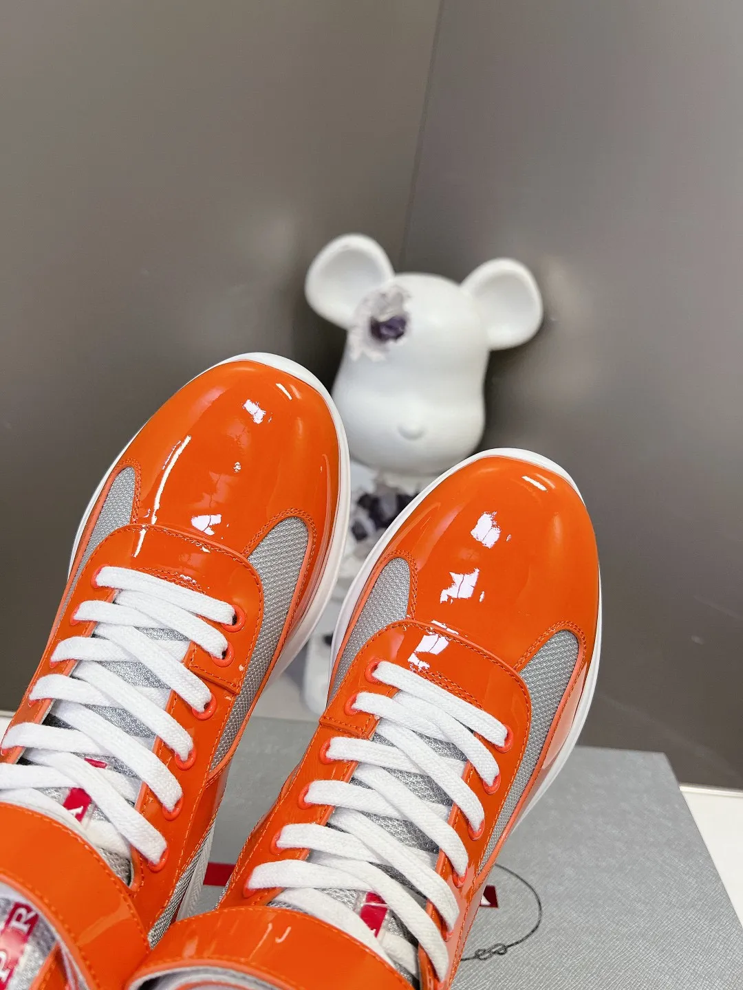 💰¥360 普拉达PRADA顶级版高帮情侣运动鞋 ,鞋面进口飞织面料拼接漆皮,羊皮内里+牛皮踮脚,耐磨防滑轻便大底, 男女同款:码数:35-45码(46 47🉑️定做)