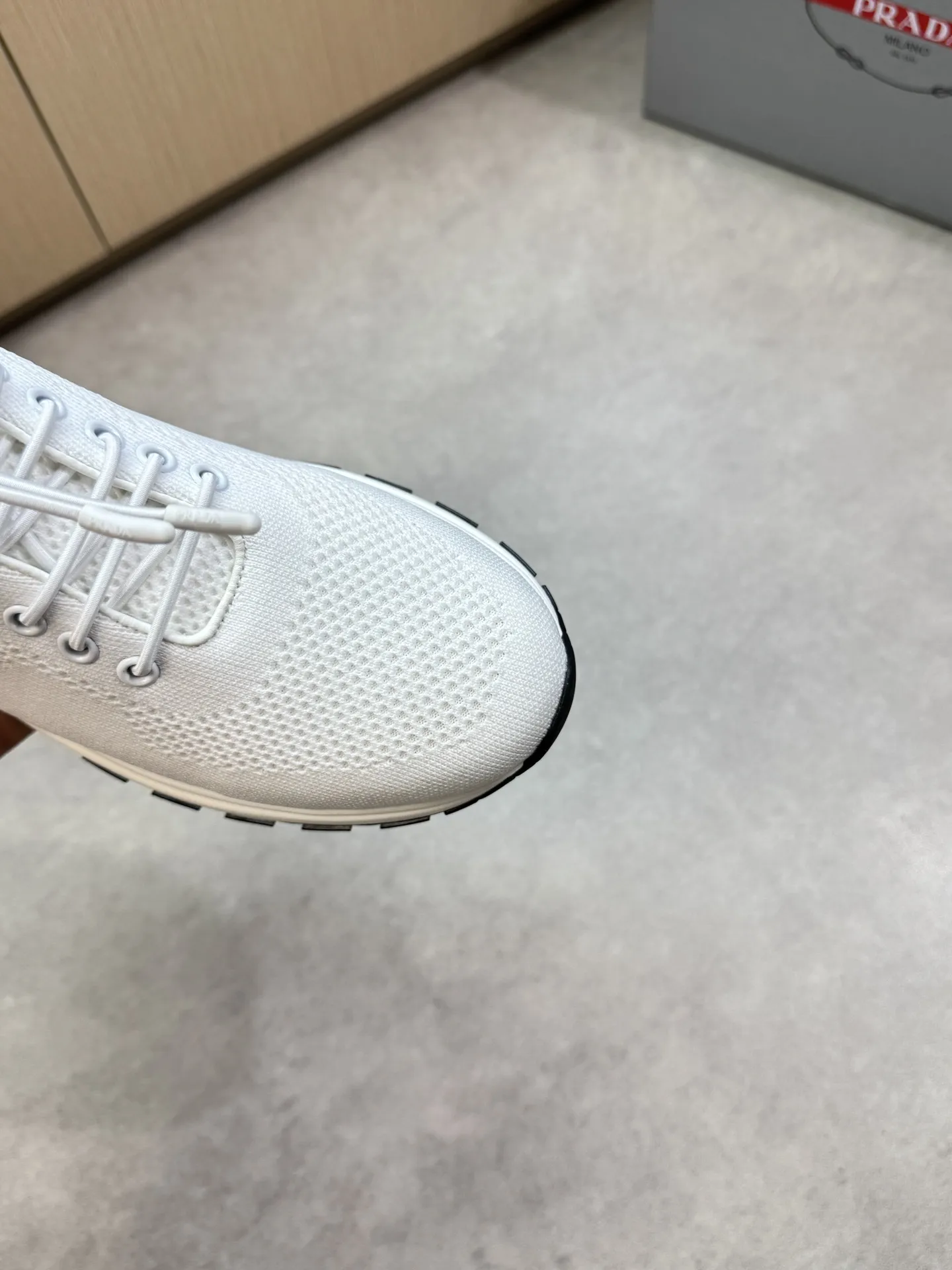 【PRADA】普拉达 P300💰 -高端品质 原单🔍🔍🔍休闲运动鞋 -鞋面:🔝品牌图腾针织(飞织)布匹、鞋舌注塑品牌logo -内里:水染牛皮 -大底:超轻TPU发泡·橡胶;双色成型大底 -超高品控·做工精细:凸显(高端·贵气·档次) -Size :38-44(45,可订做)·PR0135