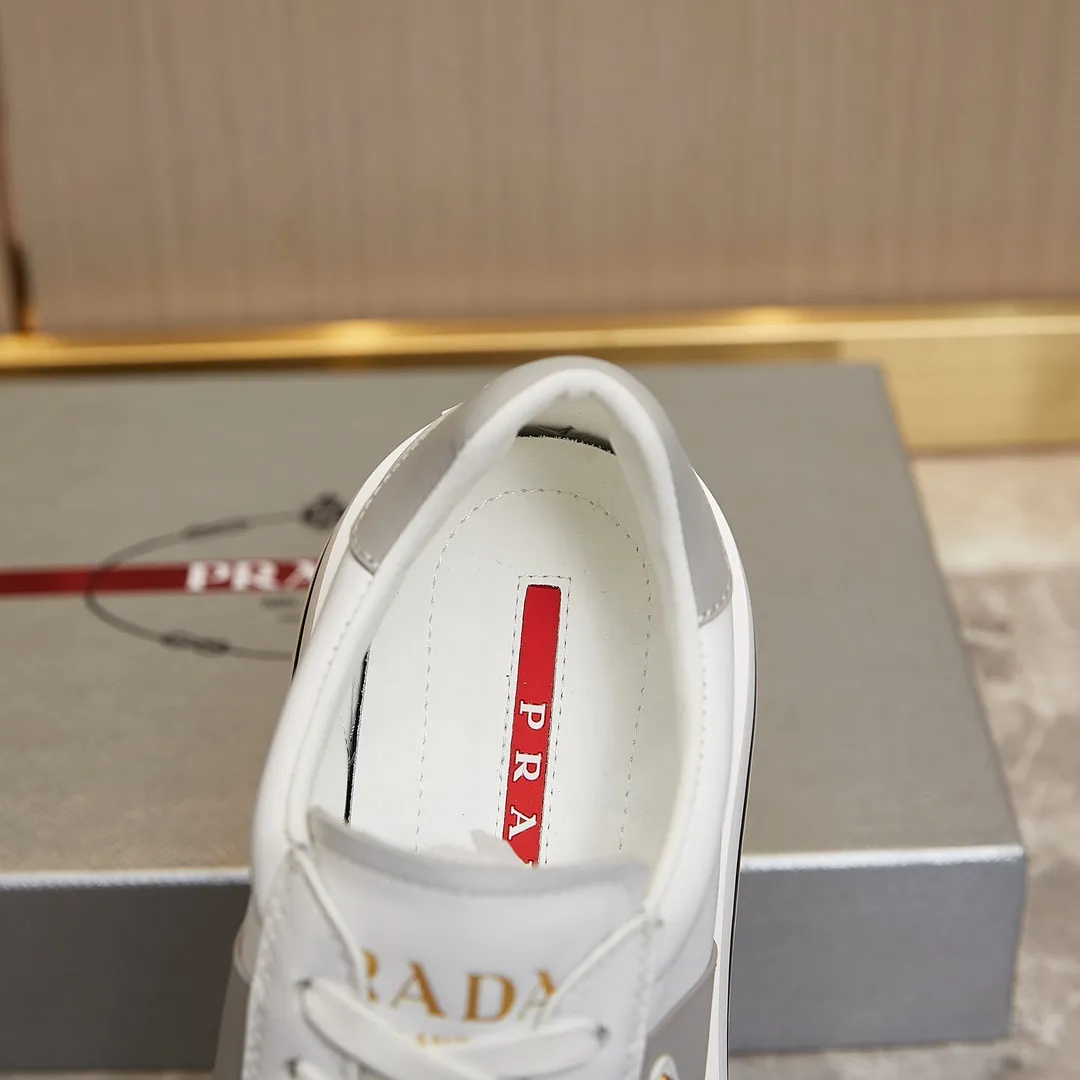p320 普拉达 / Prada Macro Re-Nylon 系列低帮运动鞋 39-44(38.45订做) 普拉达三角标松糕运动鞋 男士 这款高帮运动鞋融Prada标志性的亮面皮革和Re-Nylon再生尼龙面料于一身,配有轻质鞋底,饰以橡胶三角形徽标,别具设计格调。 Re-Nylon再生尼龙面料通过提纯海洋塑料、渔网和纺织纤维回收物制成,为品牌的创新型面料。