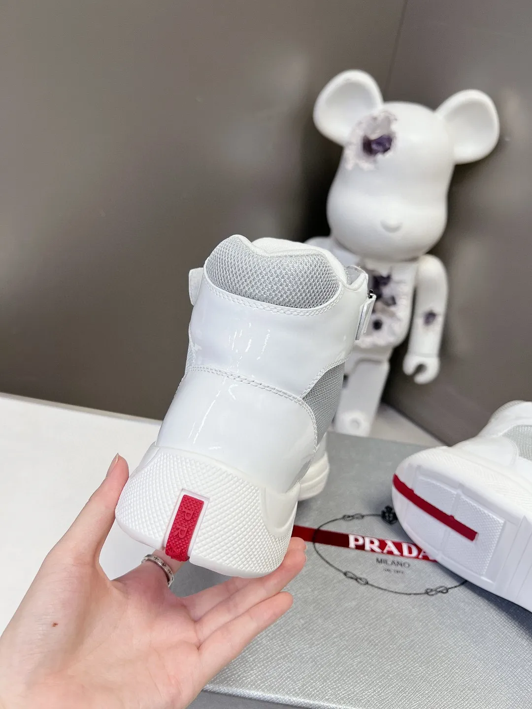 💰&yen;360 普拉达PRADA顶级版高帮情侣运动鞋 ，鞋面进口飞织面料拼接漆皮，羊皮内里+牛皮踮脚，耐磨防滑轻便大底， 男女同款：码数：35-45码（46 47🉑️定做）