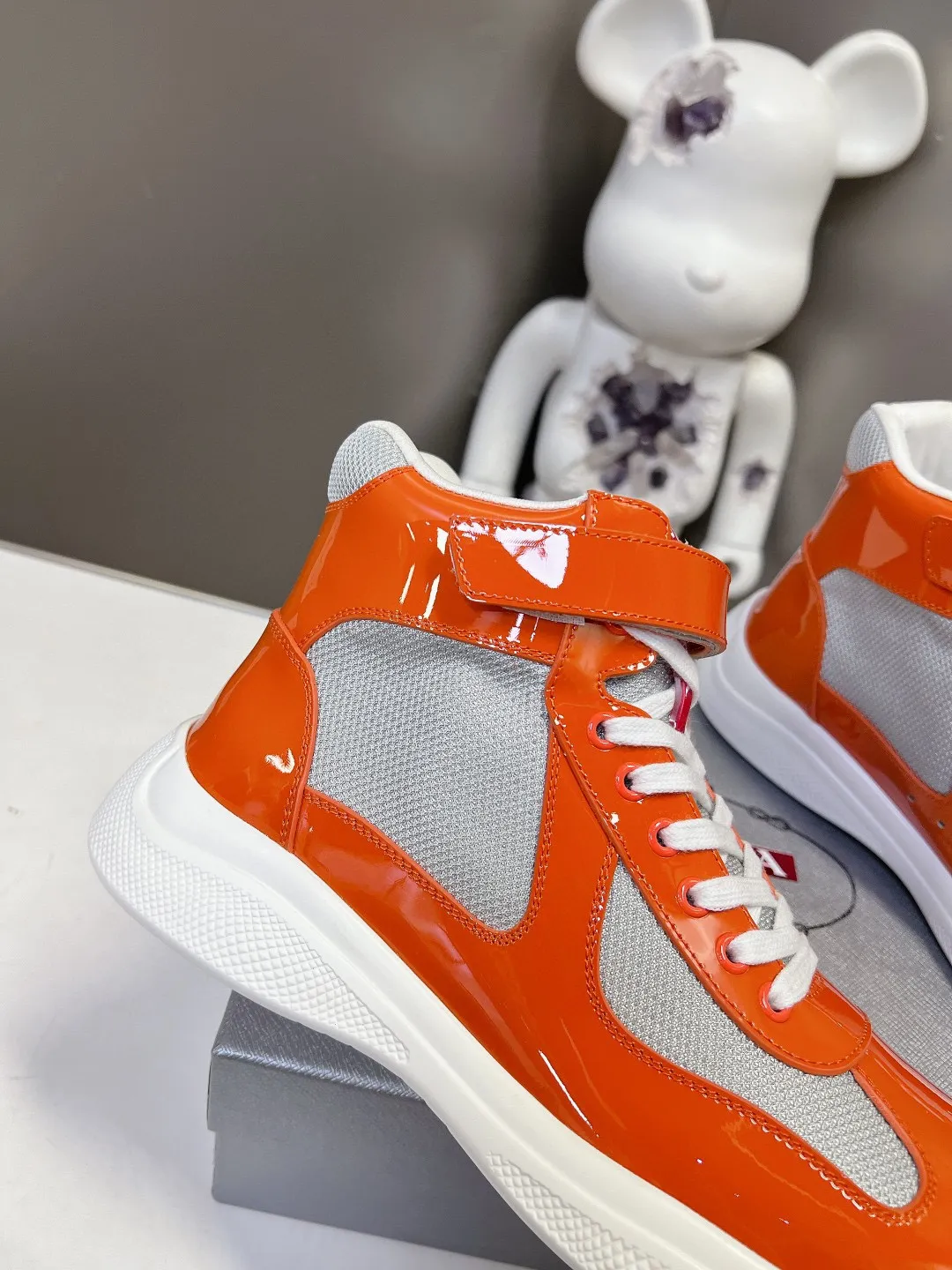 💰¥360 普拉达PRADA顶级版高帮情侣运动鞋 ,鞋面进口飞织面料拼接漆皮,羊皮内里+牛皮踮脚,耐磨防滑轻便大底, 男女同款:码数:35-45码(46 47🉑️定做)