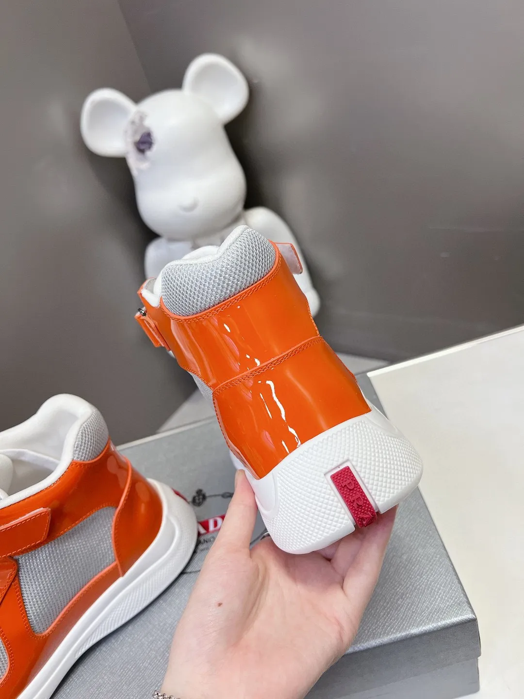 💰&yen;360 普拉达PRADA顶级版高帮情侣运动鞋 ，鞋面进口飞织面料拼接漆皮，羊皮内里+牛皮踮脚，耐磨防滑轻便大底， 男女同款：码数：35-45码（46 47🉑️定做）