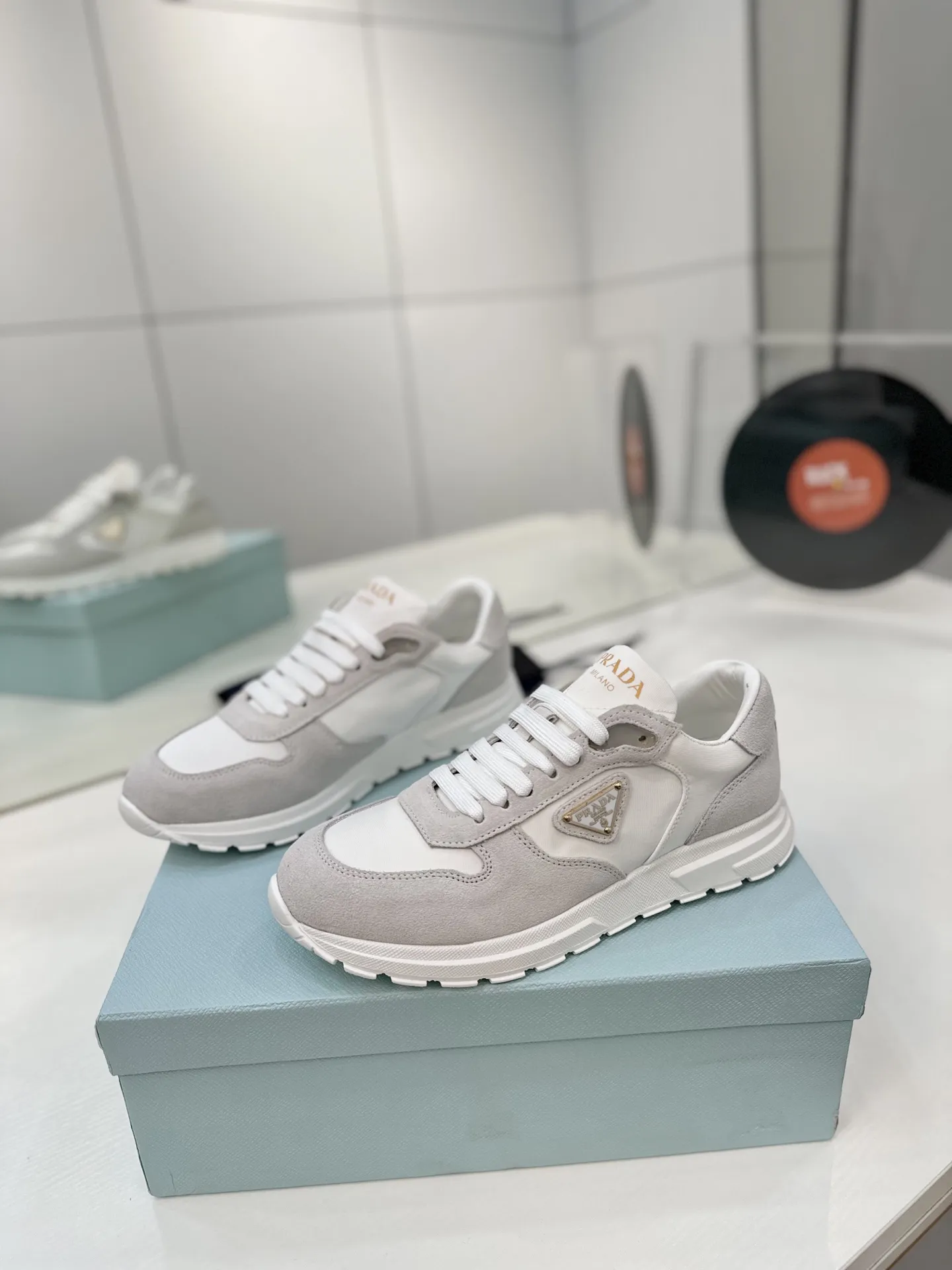 工厂价💰290🔥Prada普拉达春夏新款三角标运动鞋 💫高丝光和进口透气布拼接撞色,细节感跟好 三角标点缀,简单高级!关键上脚超显腿长,轻松拉长腿部显腿!妥妥的增高神器 ✅鞋面:原版牛皮 ✅内里:原版水染牛皮+牛皮垫脚 ✅原版:TPU+发泡组合底 ✅码数:35-41 (40 41定做不退换)