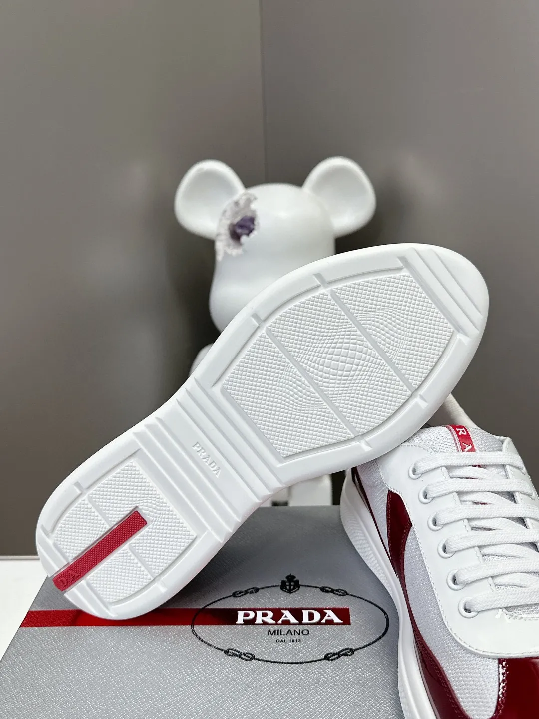 💰&yen;320 普拉达PRADA运动鞋👟 织物皮革双重材质延承标志性原版设计，以柔软耐用的皮革搭配创新型透气Bike织物材质，灵感源自帆船运动设计。码数:35-45（46 47 48可定做）