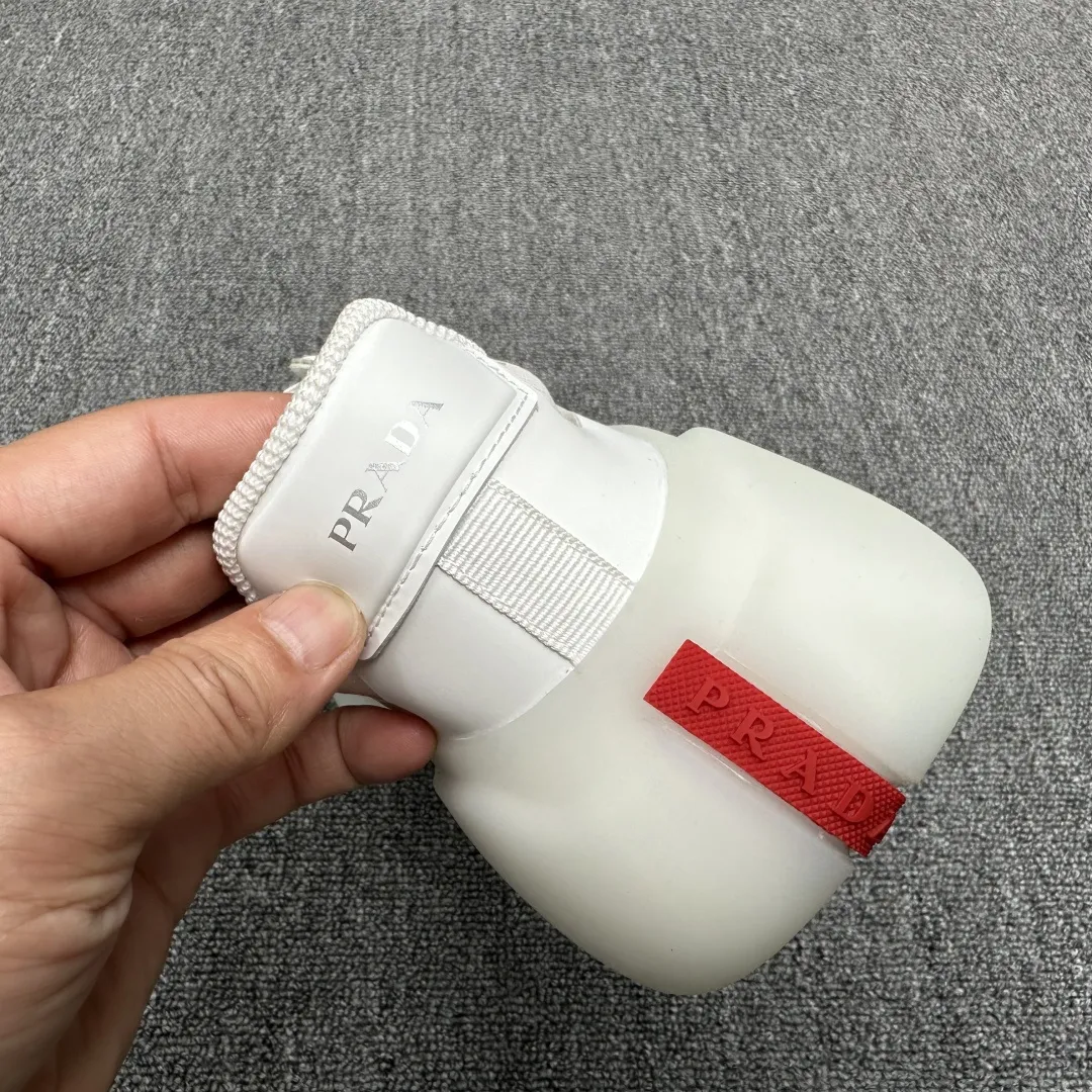 PRADA/普拉达 男士休闲运动鞋,进口网布拼接,极致柔软细腻,简约设计风格。新颖的P家徽标皆采用立体橡胶制作!原单级品质,推荐入手! 尺码:39-40-41-42-43-44(45订做) 货号:35764045