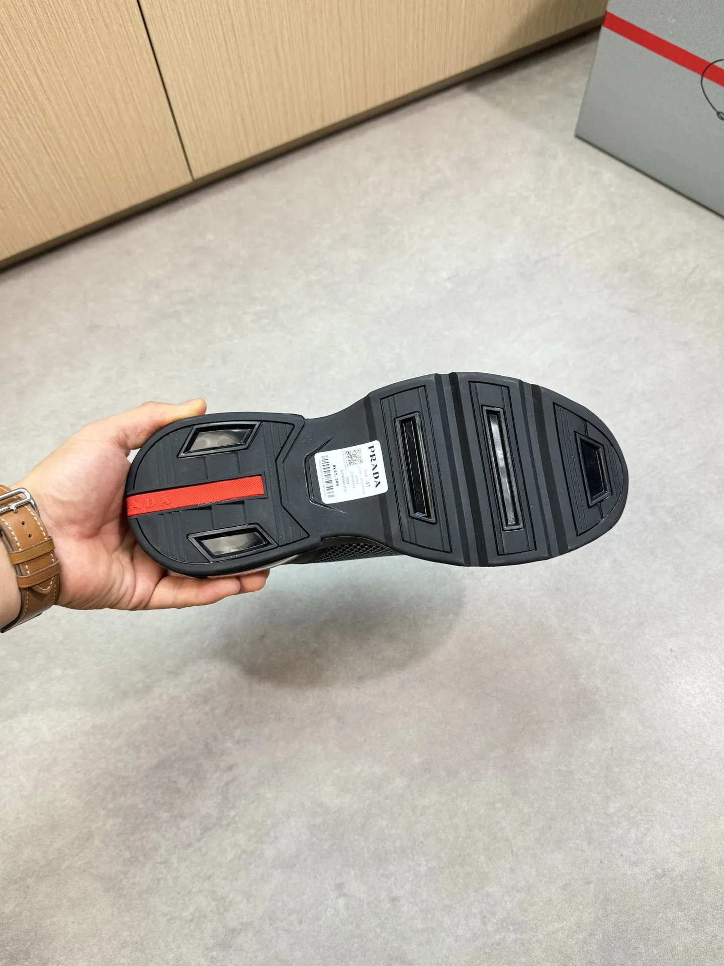 【 PRADA】普拉达 P340💰 -高端品质 原单🔍🔍🔍休闲运动鞋 -鞋面:🔝丝绸小牛皮、品牌高丝光镂空网帆布、鞋舌车缝品牌塑胶logo、鞋身品牌金属扣件 -内里:水染牛皮 -大底:超轻高透TPR气囊·橡胶; 抽真空组合成型大底 -超高品控·做工精细:凸显(高端·贵气·档次) -Size :38-45(46,可订做)·