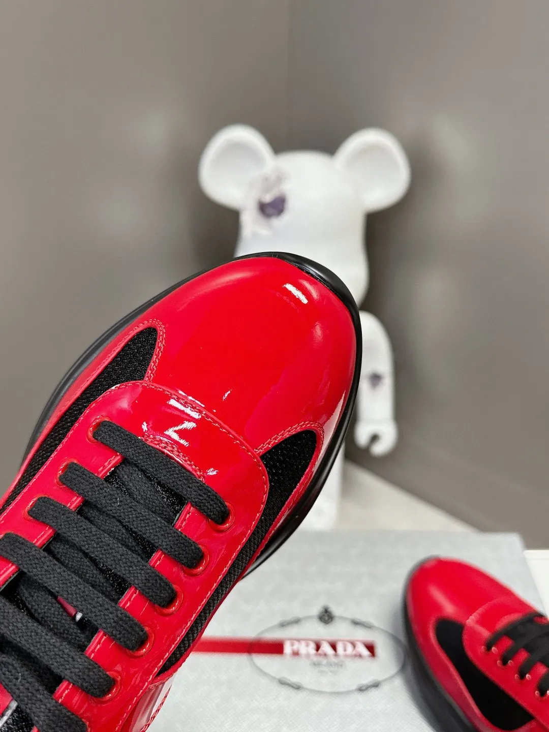 💰&yen;320 普拉达PRADA运动鞋👟 织物皮革双重材质延承标志性原版设计，以柔软耐用的皮革搭配创新型透气Bike织物材质，灵感源自帆船运动设计。码数:35-45（46 47 48可定做）