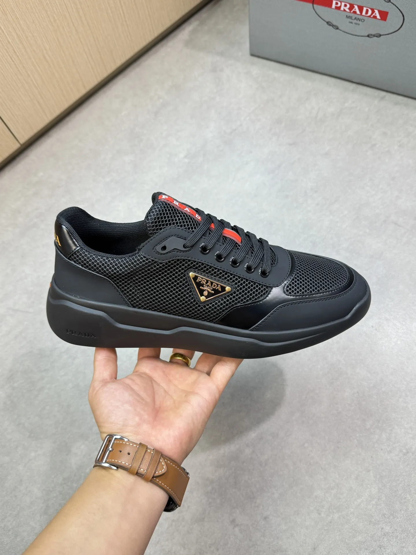 【 PRADA】普拉达 P320💰 -高端品质 原单🔍🔍🔍休闲运动鞋 -鞋面：🔝丝绸小牛皮、品牌高丝光镂空网帆布、鞋舌车缝品牌塑胶logo、鞋身品牌金属扣件 -内里：水染牛皮 -大底：超轻高透TPR&middot;橡胶; 成型大底 -超高品控&middot;做工精细：凸显(高端&middot;贵气&middot;档次) -Size ：38-45（46，可订做)&middot;