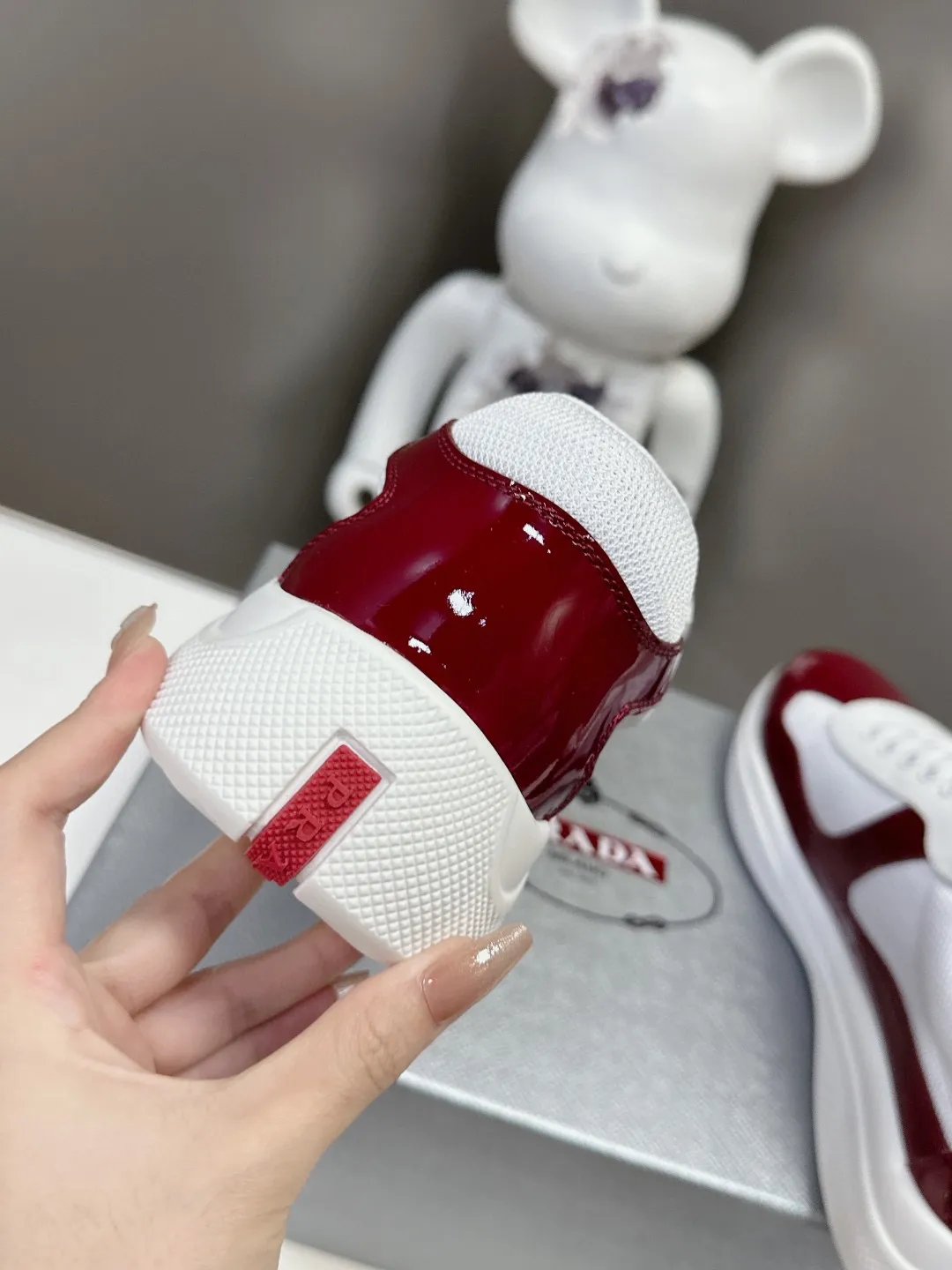 💰&yen;320 普拉达PRADA运动鞋👟 织物皮革双重材质延承标志性原版设计，以柔软耐用的皮革搭配创新型透气Bike织物材质，灵感源自帆船运动设计。码数:35-45（46 47 48可定做）