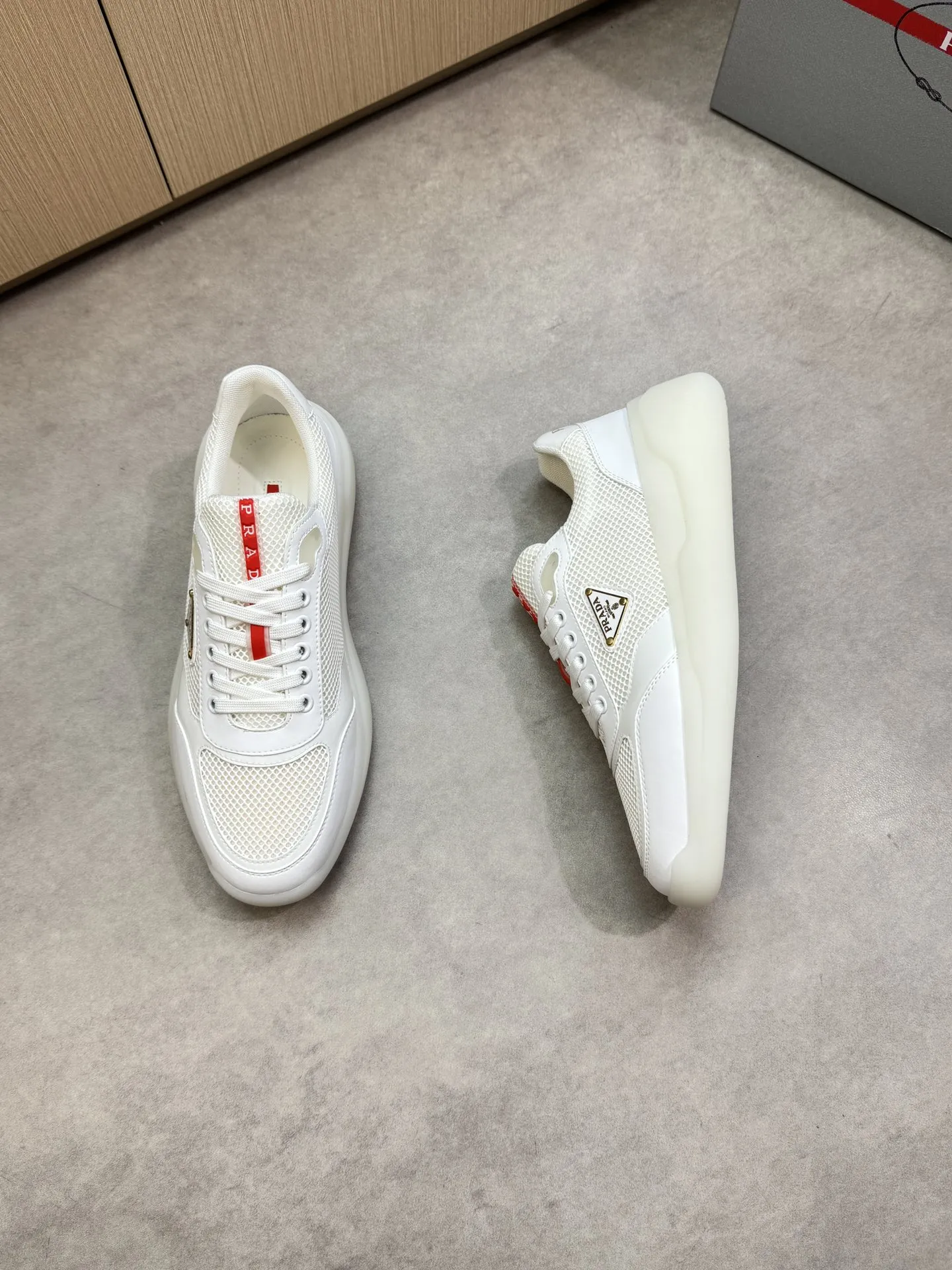 【 PRADA】普拉达 P320💰 -高端品质 原单🔍🔍🔍休闲运动鞋 -鞋面：🔝丝绸小牛皮、品牌高丝光镂空网帆布、鞋舌车缝品牌塑胶logo、鞋身品牌金属扣件 -内里：水染牛皮 -大底：超轻高透TPR&middot;橡胶; 成型大底 -超高品控&middot;做工精细：凸显(高端&middot;贵气&middot;档次) -Size ：38-45（46，可订做)&middot;