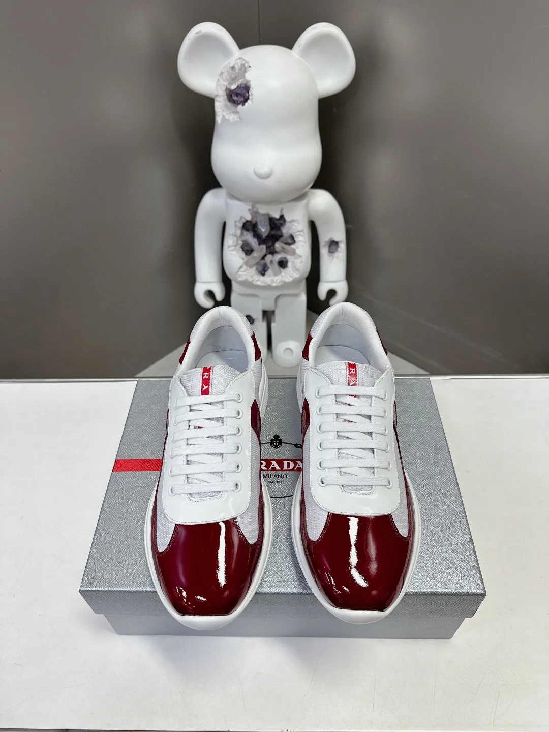 💰¥320 普拉达PRADA运动鞋👟 织物皮革双重材质延承标志性原版设计,以柔软耐用的皮革搭配创新型透气Bike织物材质,灵感源自帆船运动设计。码数:35-45(46 47 48可定做)