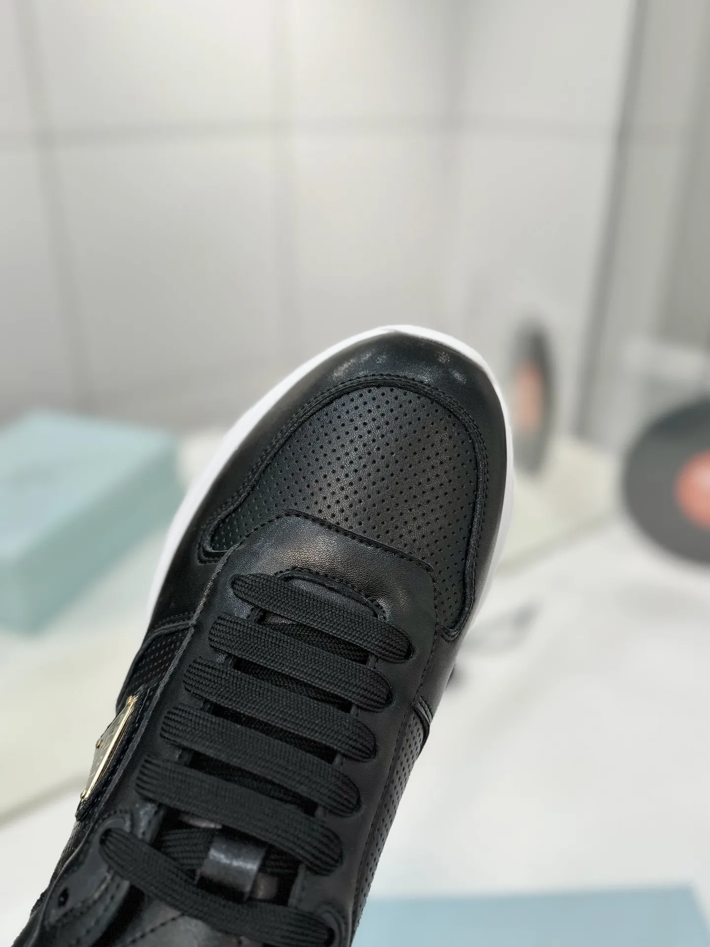 工厂价💰280男➕10🔥《冲孔面》运动鞋融优雅的创意设计以及Prada系列典型的材质于一身。 ⚡️鞋身采用海洋塑料回收物所制的创新性Re-Nylon再生尼龙和亮面牛皮革打造。蕴含新颖运动格调的三角形徽标点缀侧面,彰显品牌特色。胎面花纹厚底赋予廓形混搭魅力。原版1比1开发, ✅鞋面:牛皮冲孔面 ✅内里:原版水染牛皮+牛皮垫脚 ✅原版:TPU+发泡组合底 ✅码数:35-46(45.46订制)