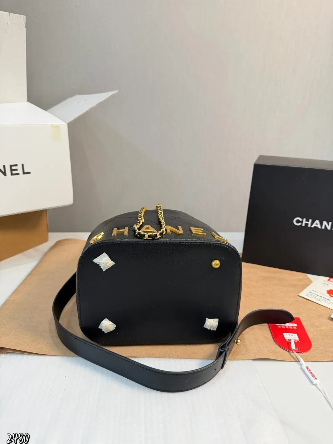 ❤️P130（礼盒包装）❤️ 百搭女神包包！샤넬백~! 香奈儿水桶包 👜手感超级好 [色色R]以华丽高贵的外形成为当下最炙手可热之作💋人手必备，明星热捧，精匠之作。很好看[色色R]尺寸21 25cm