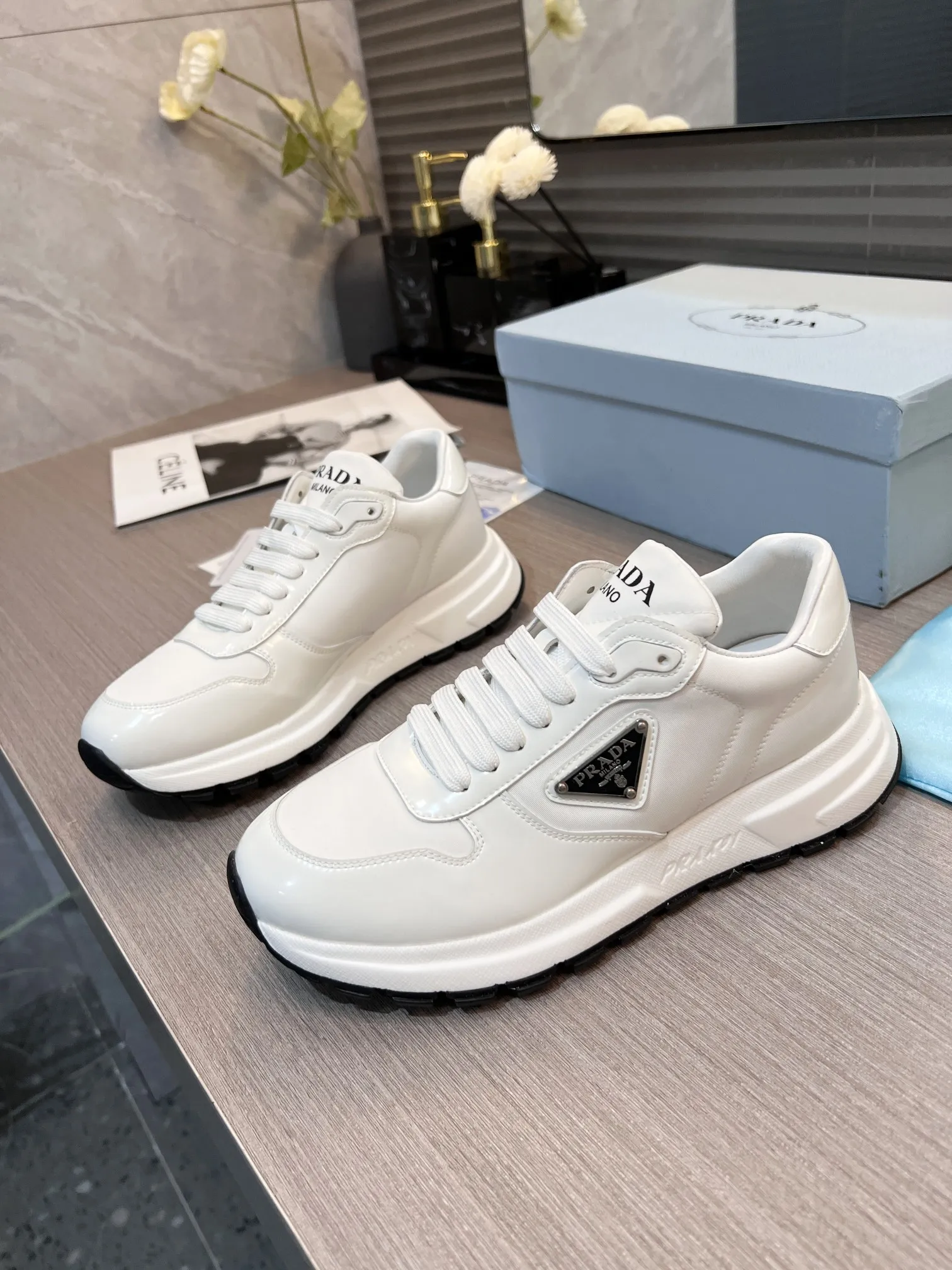 普拉达《 PRADA..》 情侣款 2022爆炸款出世了。，原版1比1开发，面料：进口开边珠牛皮，内里：羊皮，掂脚：羊皮，35--46码，《34与41码可订做不退换》，出250