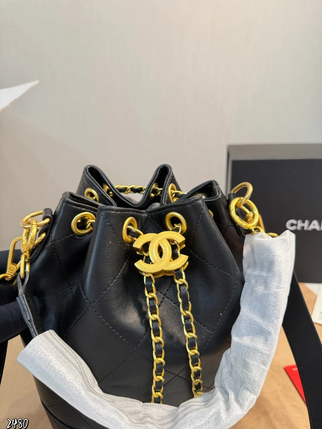 ❤️P130（礼盒包装）❤️ 百搭女神包包！샤넬백~! 香奈儿水桶包 👜手感超级好 [色色R]以华丽高贵的外形成为当下最炙手可热之作💋人手必备，明星热捧，精匠之作。很好看[色色R]尺寸21 25cm