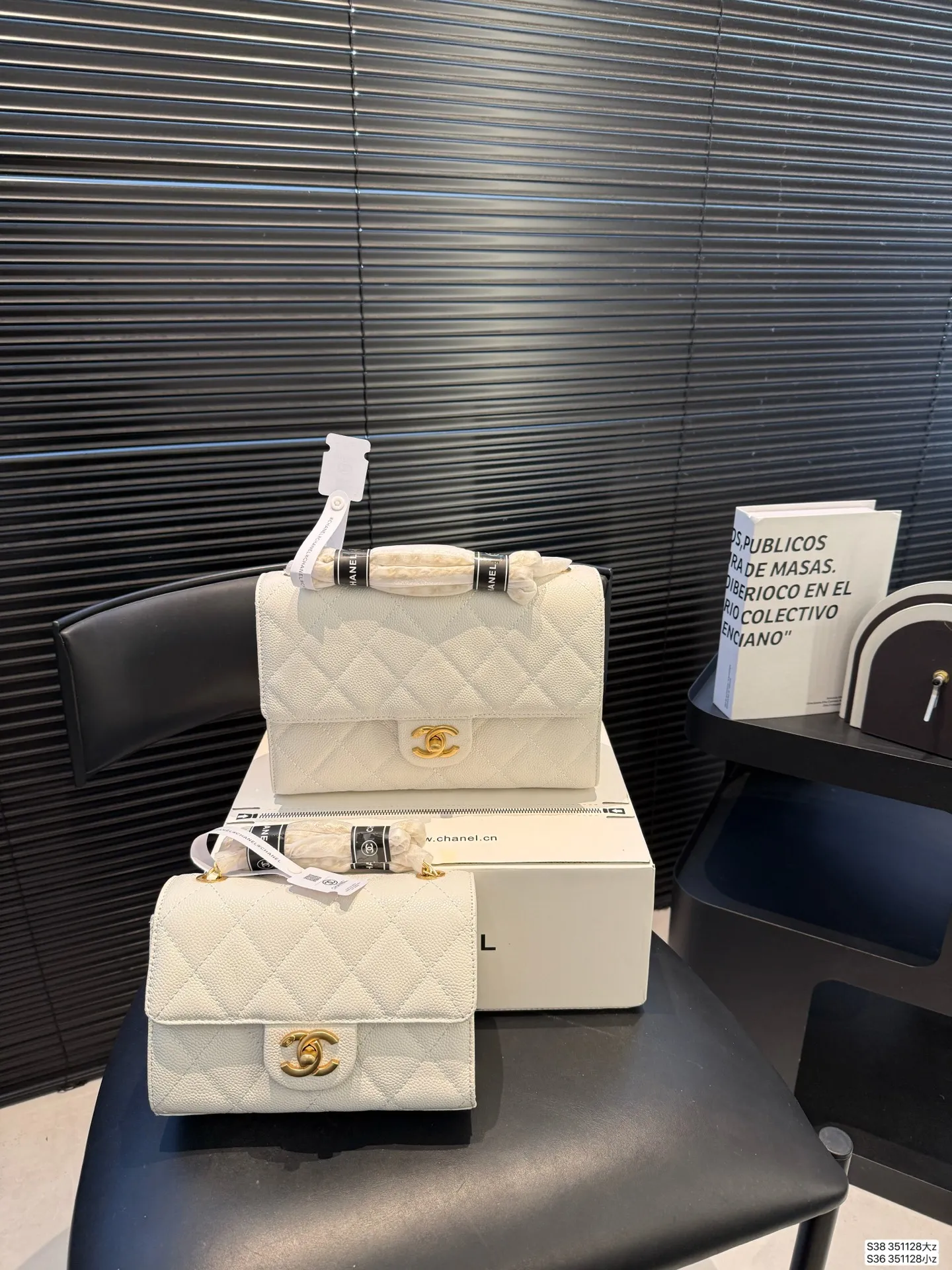 大号P240 小号P230 配飞机盒折叠盒子 香奈儿方胖子 女人总是被这种小细节拿捏一 可以斜挎单肩流浪背 精致可爱 又有点leboy的休闲随性 链条任意调 巨百搭 注定是一只越用越爱 的包包 尺寸:大25 16 小19 13 货号大351128