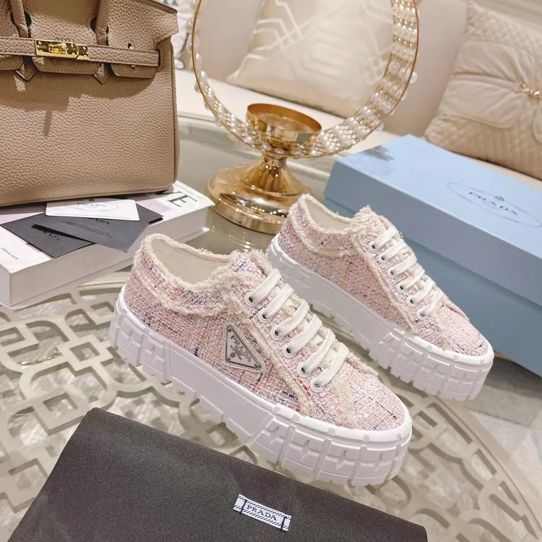 p220 普拉达PRADA 2022秋冬新款 鞋面：水洗帆布，内里羊皮 最新厚底时尚走秀单鞋 重版推出[强]优雅大方[玫瑰] 大底:一比一开模底 原版包装 跟高5cm ，原版金属三角扣，四色供应 黑 白 浅粉 浅蓝 码数：35-41码 34.42可订做