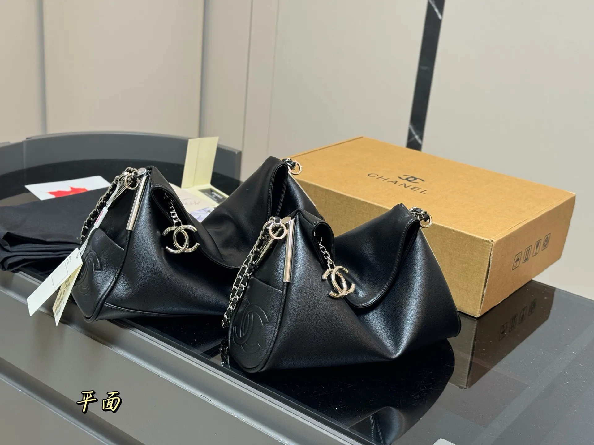 &yen;180 &yen;190 配盒 香奈儿 Hobo 平纹折盖包 CHANEL 每一款都有独特的设计。黑银Hobo折盖包随性慵懒，上身又酷又美，可以装下很多日常用品。还有其他几款黑色包包，链条⛓️设计增添了一丝精致感，搭配简单的上衣和牛仔裤就非常出片，满满的高级感 尺寸:29.19cm 38.30cm