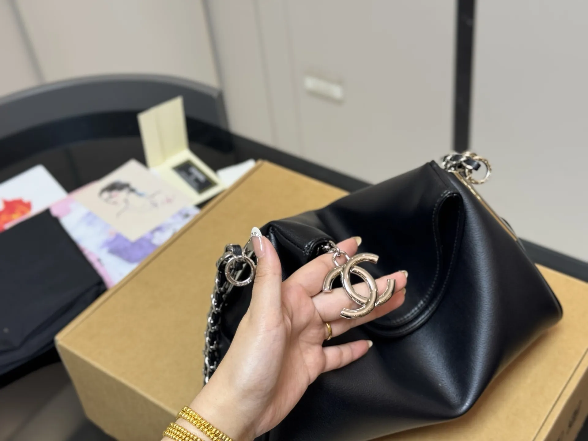 &yen;180 &yen;190 配盒 香奈儿 Hobo 平纹折盖包 CHANEL 每一款都有独特的设计。黑银Hobo折盖包随性慵懒，上身又酷又美，可以装下很多日常用品。还有其他几款黑色包包，链条⛓️设计增添了一丝精致感，搭配简单的上衣和牛仔裤就非常出片，满满的高级感 尺寸:29.19cm 38.30cm